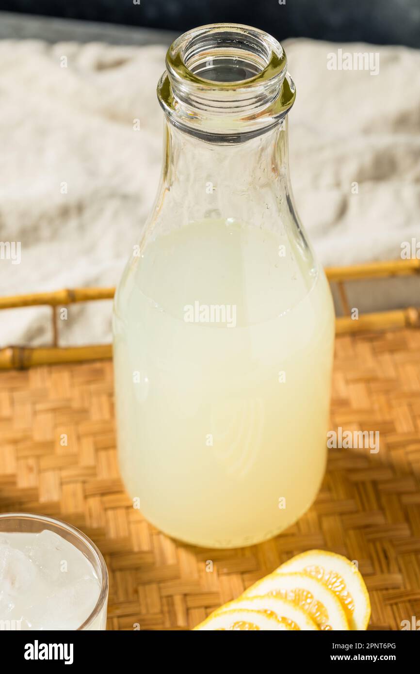 Erfrischende, kalte, süße Limonade im Glas Stockfoto