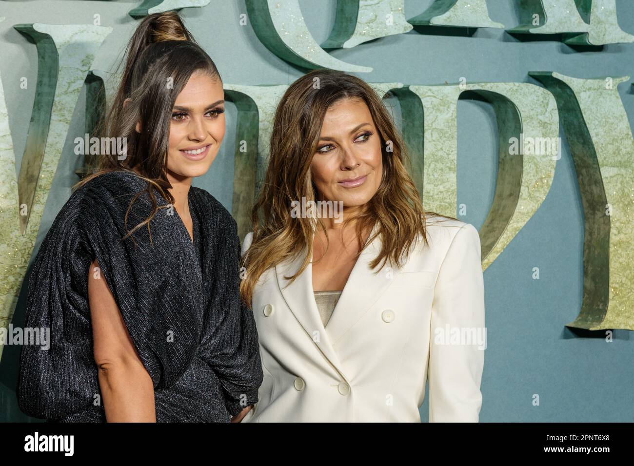 London, Großbritannien. 20. April 2023 Emilie Cunliffe und Kym Marsh kommen auf der Weltpremiere von Disney und dem Originalfilm „Peter Pan & Wendy“ an. Foto: Amanda Rose/Alamy Live News Stockfoto