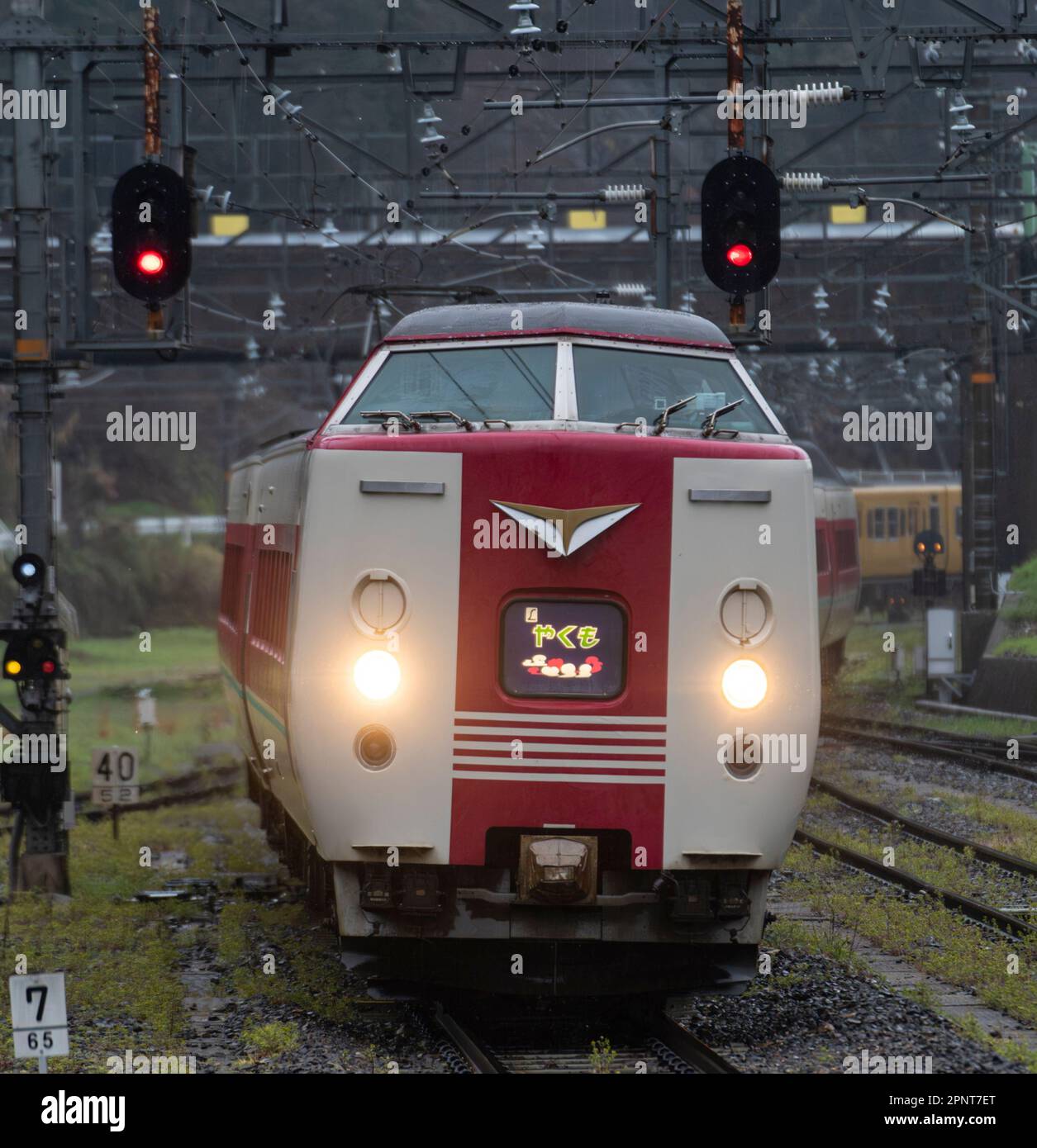 Ein JR West 381 Series Yakumo Expresszug, der am Bahnhof Niimi in der Präfektur Okayama, Japan ankommt. Stockfoto