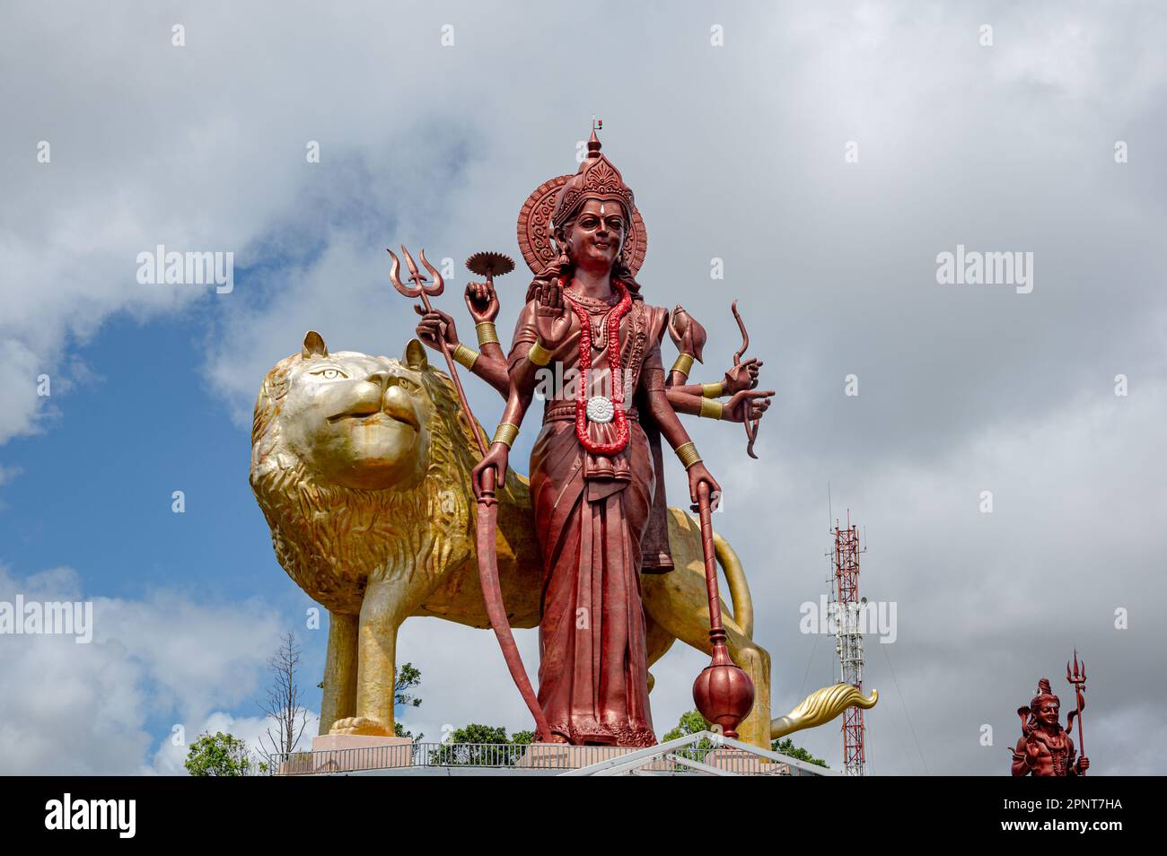 Murti von Durga Maa, Mutter Göttin Durga, mit goldenem Löwen am Eingang zum Ganga Talao Tempel in Grand Bassin, Mauritius, Afrika Stockfoto