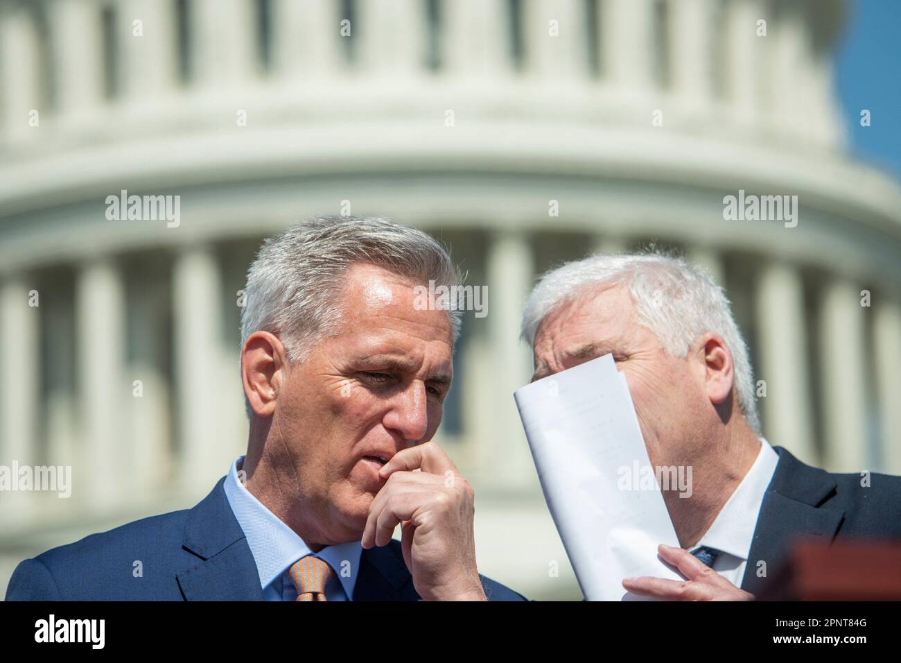 Washington, Vereinigte Staaten. 20. April 2023. Sprecher des Repräsentantenhauses der Vereinigten Staaten, Kevin McCarthy (Republikaner von Kalifornien), links, spricht mit der Mehrheit des Whip House, Tom Emmer (Republikaner von Minnesota), rechts, vor einer Pressekonferenz über House Passage von H. R. 734, The Protection of Women and Girls in Sports Act, Im US Capitol in Washington, DC, Donnerstag, 20. April 2023. Kredit: Rod Lamkey/CNP/dpa/Alamy Live News Stockfoto