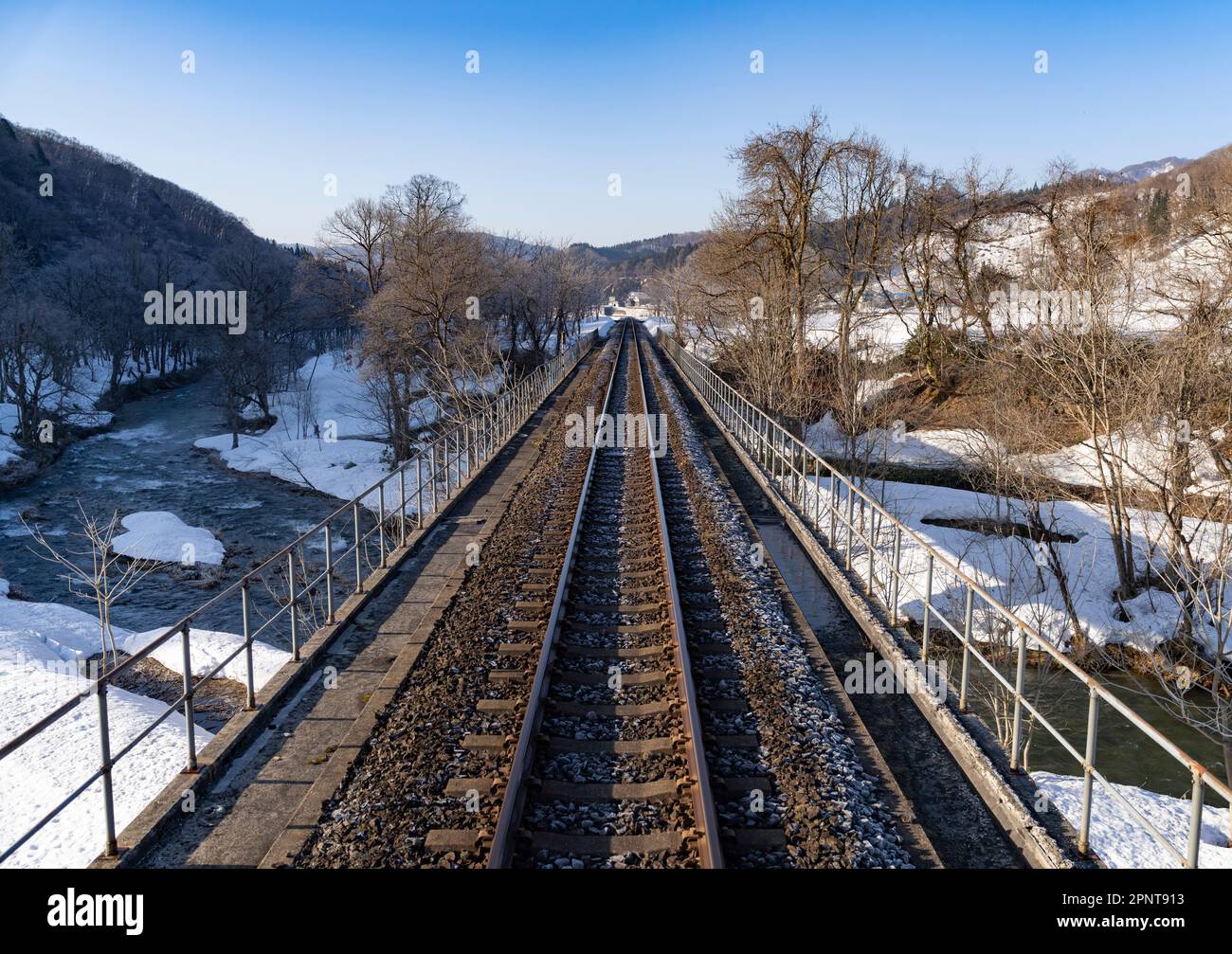 Brücke über den Hinokinai an der Akita Nairiku Line in der Präfektur Akita, Japan. Stockfoto