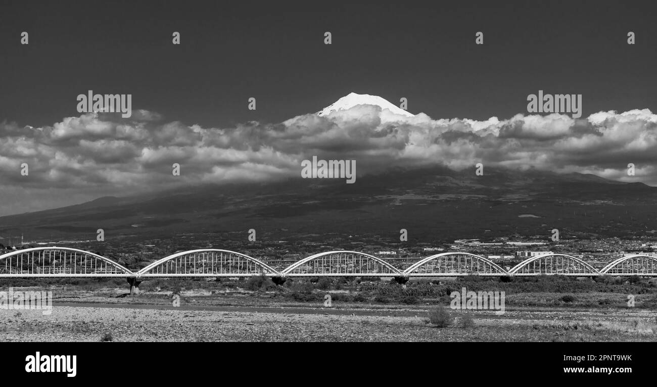 Der Fuji und der Fuji-Fluss (oder Fujikawa) werden von einem Zug auf der Tokaido-Shinkansen-Linie in der Präfektur Shizuoka aus gesehen. Stockfoto