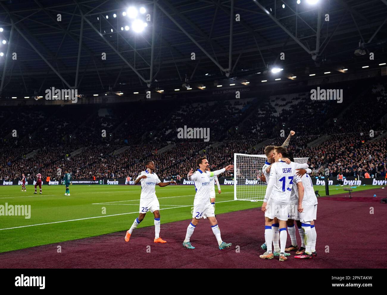 DIE Hugo Cuypers VON KAA Gent feiern mit seinen Teamkollegen, nachdem sie während des Viertelfinals der UEFA Europa Conference League im London Stadium, London, das erste Tor ihrer Seite des Spiels erzielt haben. Foto: Donnerstag, 20. April 2023. Stockfoto