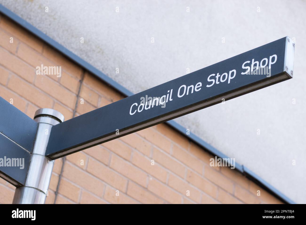 Straßenschild in Richtung Council One Stop Shop, gemeindeverwaltung Stockfoto