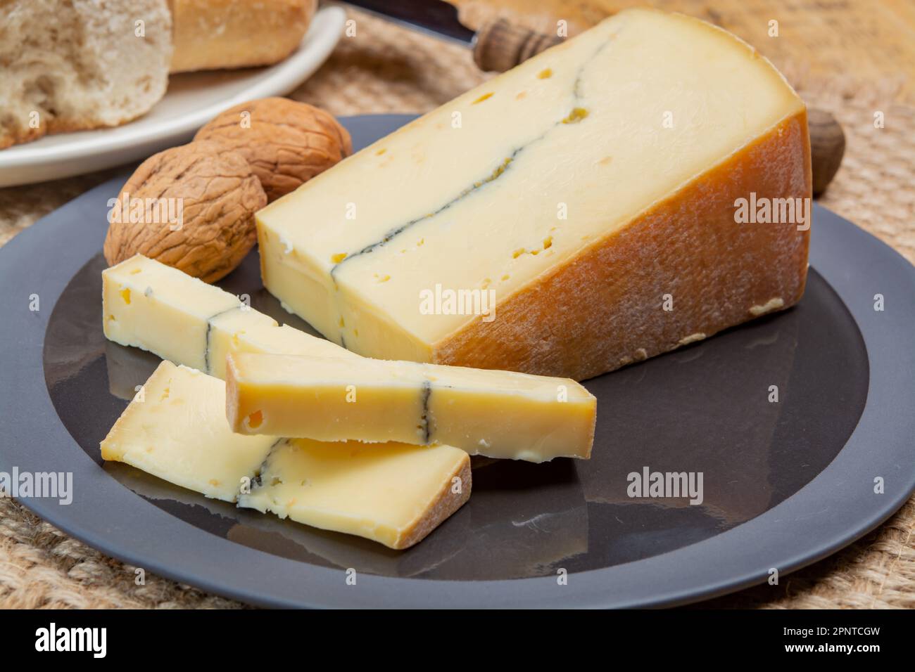 Käsesammlung, halbweicher Kuhmilchkäse von French Morbier mit schwarzer Schimmelschicht Stockfoto