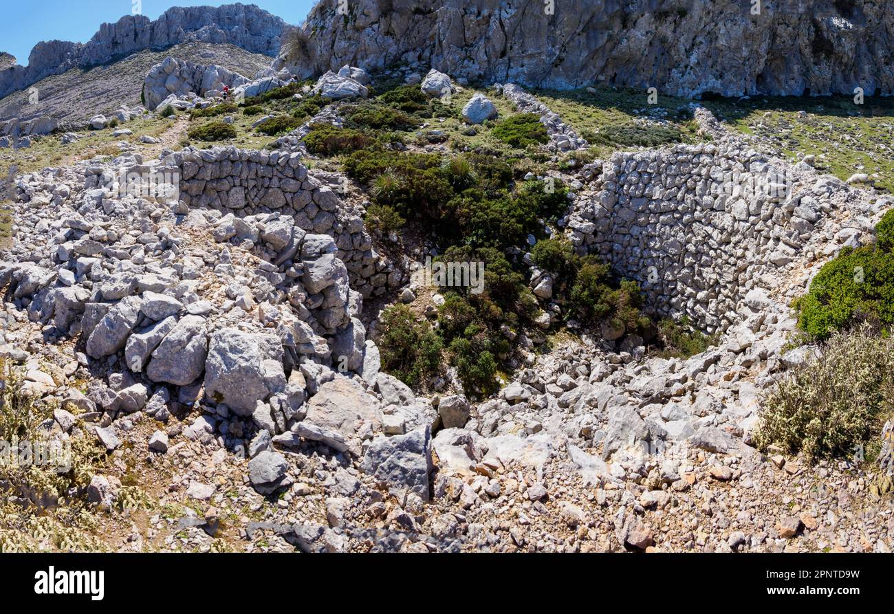 Mit Stein gesäumte Grube, die früher zum Sammeln von Winterschnee unter Puig de Massanella auf der GR221 zwischen Cuber und Lluc im Tramuntana-Gebirge Mallorca verwendet wurde Stockfoto