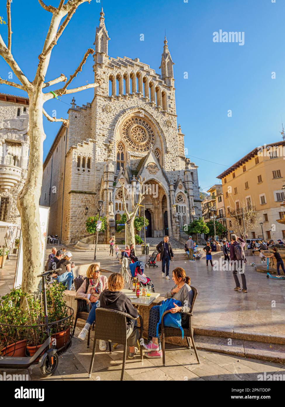 Die wunderschöne Gaudi-inspirierte Fassade der Kirche Sant Bartomeu auf dem Hauptplatz von Soller im Tramuntana-Gebirge von Mallorca Spanien Stockfoto