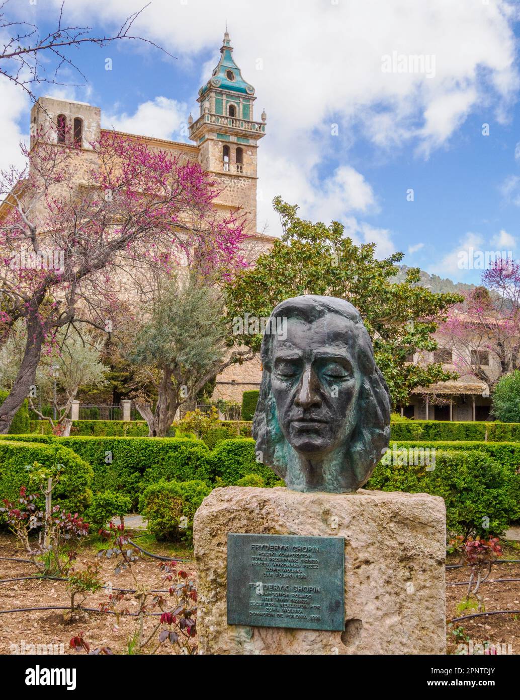 Bronzeskulptur des polnischen Pianisten und Komponisten Frederic Chopin von Zofie Wolska in den Klostergärten von Valldemossa Mallorca Spanien Stockfoto