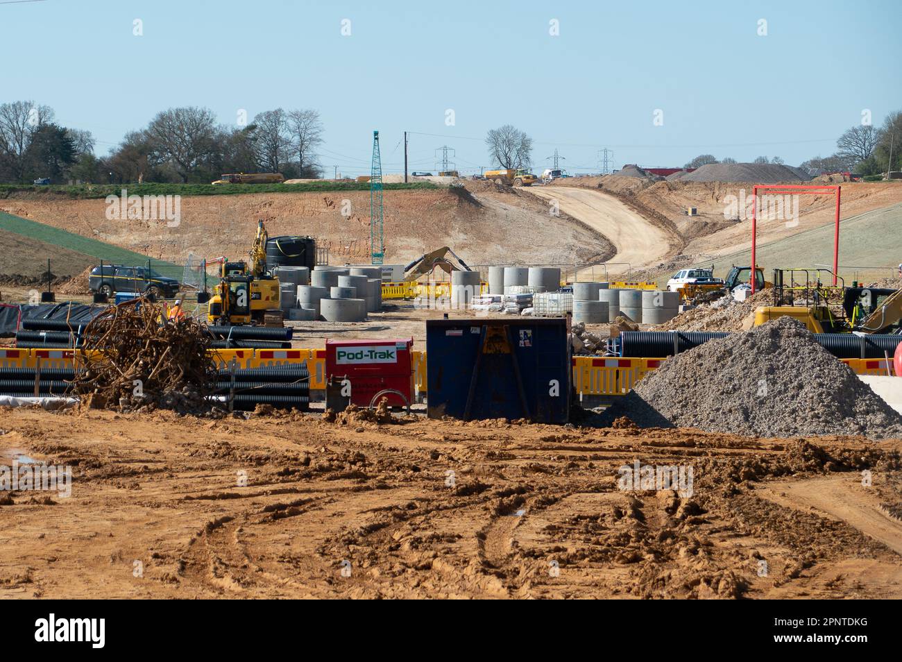 South Heath, Great Missenden, Buckinghamshire, Großbritannien. 20. April 2023. Bauarbeiten am Nordportal des Hochgeschwindigkeitsbahnsystems HS2. Der riesige Ort in South Heath in Great Missenden ist der Ort, an dem die Hochgeschwindigkeitszüge in die zwei 10 km langen Chiltern-Tunnel einfahren und diese verlassen. Die Arbeiten am Euston-Tunnel HS2 wurden aus finanziellen Gründen unterbrochen. Kredit: Maureen McLean/Alamy Live News Stockfoto