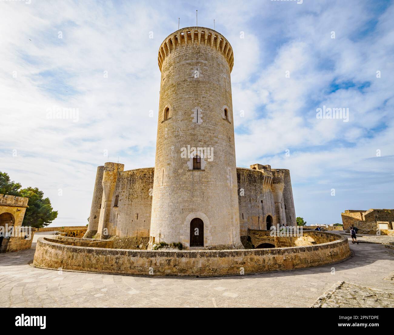 Donjon-Turm von Schloss Bellver das Castillo de Bellver hoch oben auf einem Hügel mit Blick auf Palma de Mallorca auf den Balearen Spaniens Stockfoto
