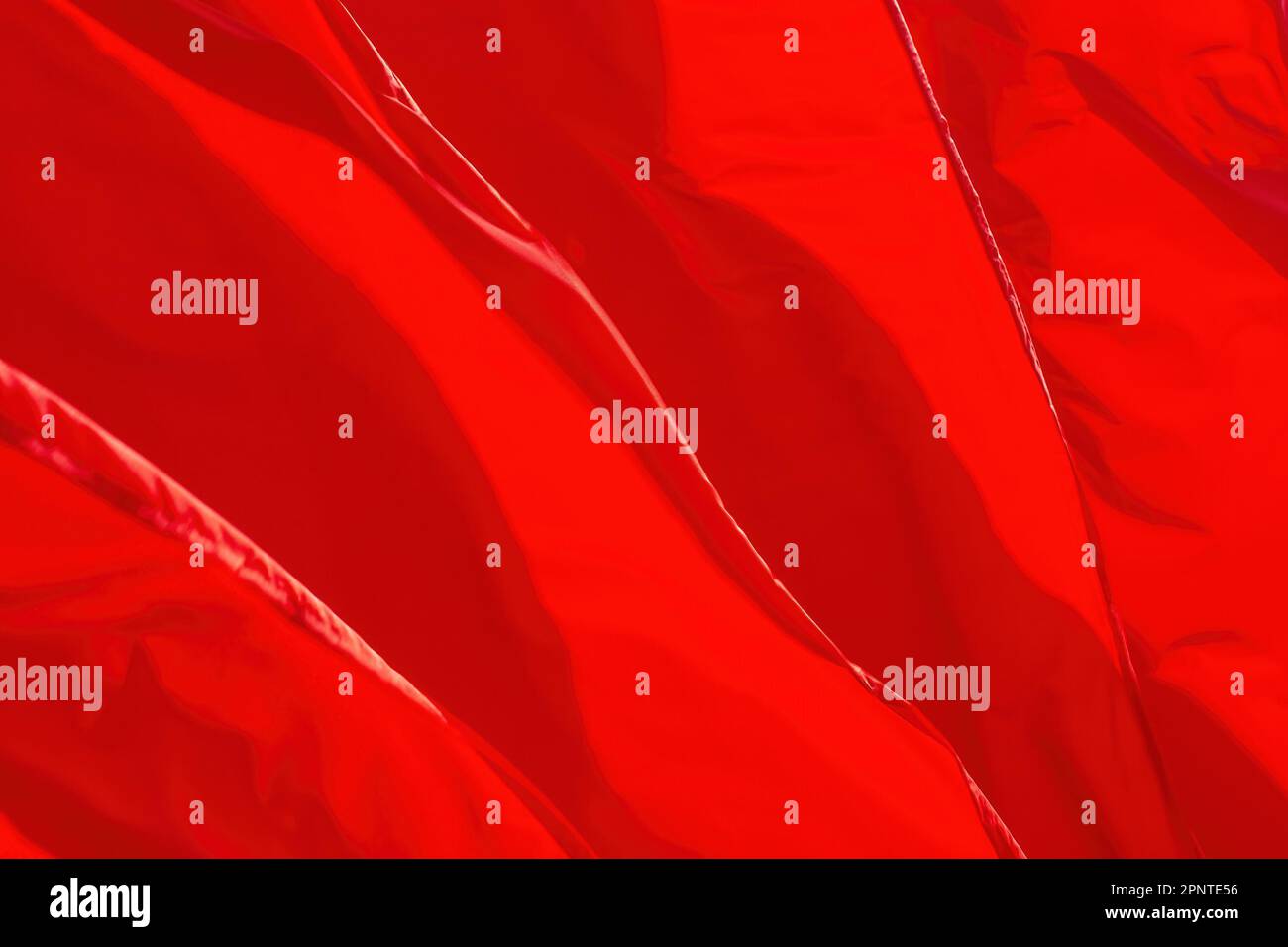 Abstrakter Roter Hintergrund. Zerknitterter Stoff Stockfotografie - Alamy