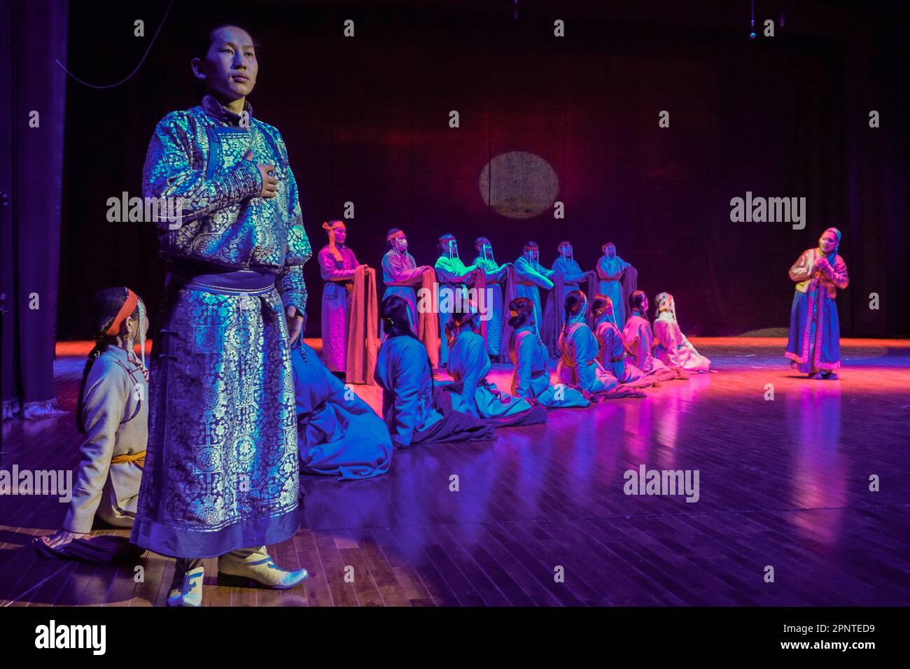 Purevsuren Lhagvajav, Mitglied des Musik- und Drama-Theaters der Provinz Umnugovi, tritt am 23. März 2022 bei einer Probe für das St. Muse International Theater Festival in der Provinz Umnugovi, Mongolei, im Musical „Blaue Sonne“ auf. (Uranchimeg Tsoghuu/Global Press Journal) Stockfoto