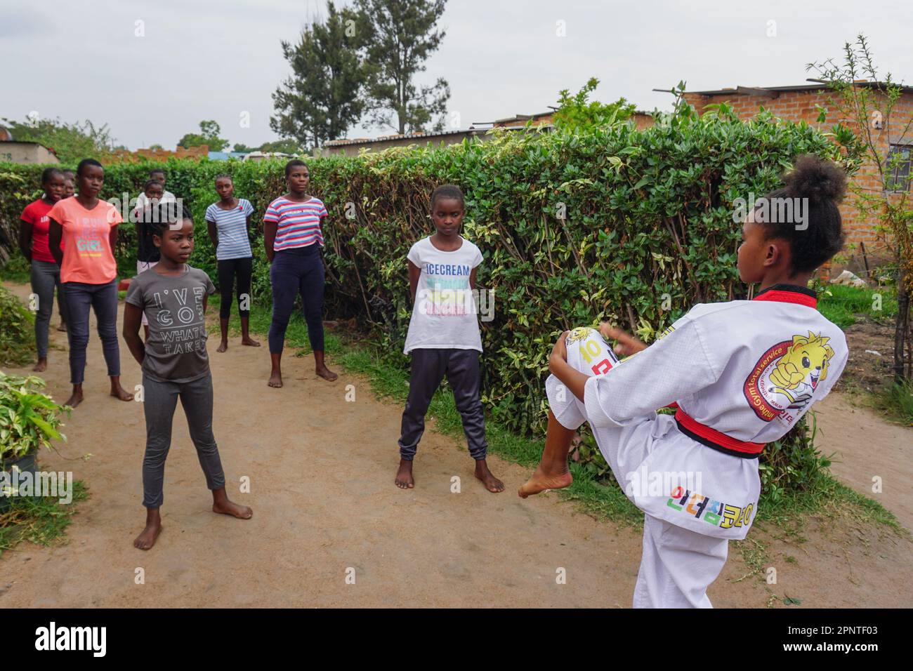 Natsiraishe Maritsa, 18, zeigt am 22. November 2021 in Epworth, Simbabwe, eine taekwondo-Haltung. Maritsa, die an den Wochenenden Teenagern zu Hause die koreanische Kampfkunst beibringt, sagt, Taekwondo erfordert geistige Stärke und Selbstkontrolle. (Vimbai Chinembiri/Global Press Journal) Stockfoto