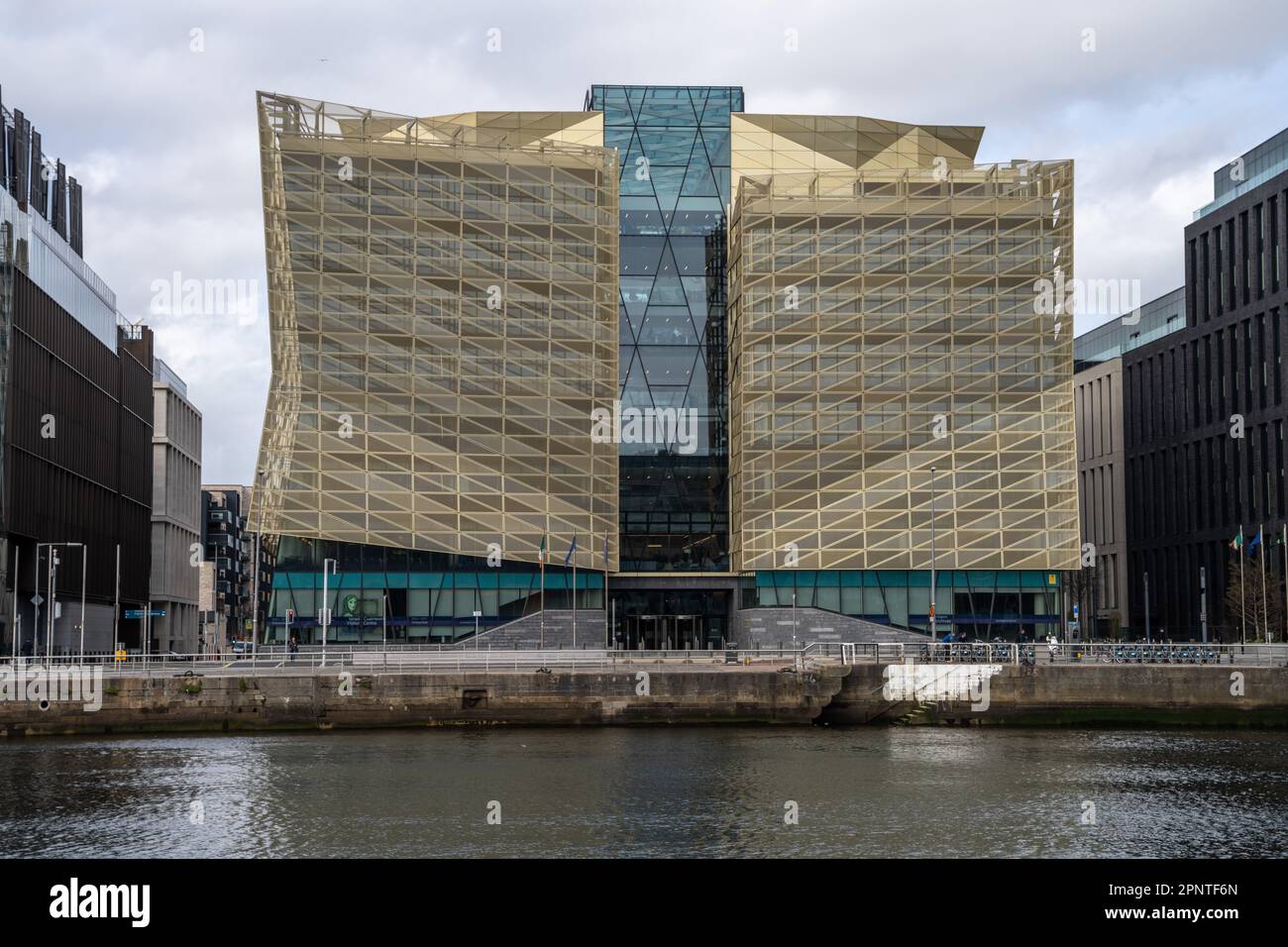 Dublin Docklands, Dublin 1 Irland 29. März 2023. Büro der Central Bank of Ireland über dem Fluss Liffey mit Blick auf das Gebäude mit Glasfront Stockfoto