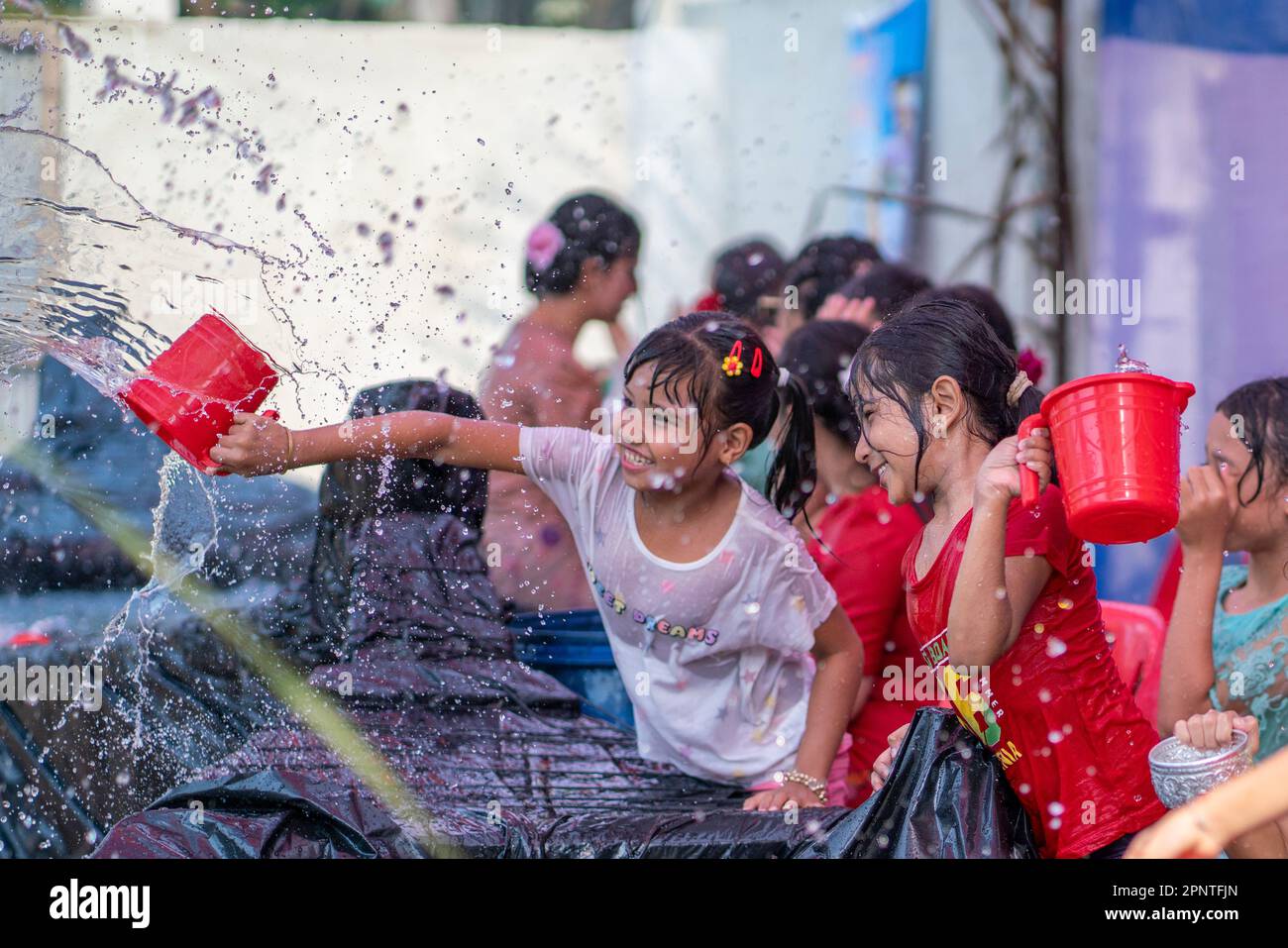 Die Rakhine-Gemeinden feiern „Shangrain“, allgemein bekannt als das Wasserfestival in Cox's Bazar. Die indigenen Gemeinschaften kommen zusammen und nehmen an Wasserspielen Teil, um all die Sorgen und Verzweiflung zu beseitigen, die das vergangene Jahr anlässlich der Begrüßung des neuen Jahres, auch bekannt als Sangrain, hinterlassen hat. Das Festival, das drei Tage dauern wird, verabschiedet sich vom Vorjahr und begrüßt das neue Jahr. Die traditionelle Überzeugung ist, dass eine düstere und unglückliche Vergangenheit mit einem Neuanfang in der nächsten Zeit weggewaschen werden kann. (Foto: Zakir Hossain/Pacific Press) Stockfoto