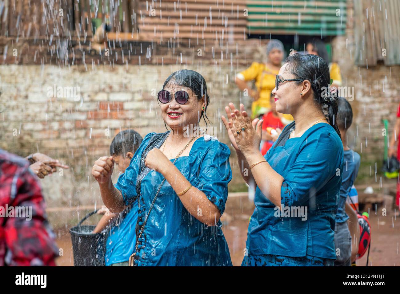 Die Rakhine-Gemeinden feiern „Shangrain“, allgemein bekannt als das Wasserfestival in Cox's Bazar. Die indigenen Gemeinschaften kommen zusammen und nehmen an Wasserspielen Teil, um all die Sorgen und Verzweiflung zu beseitigen, die das vergangene Jahr anlässlich der Begrüßung des neuen Jahres, auch bekannt als Sangrain, hinterlassen hat. Das Festival, das drei Tage dauern wird, verabschiedet sich vom Vorjahr und begrüßt das neue Jahr. Die traditionelle Überzeugung ist, dass eine düstere und unglückliche Vergangenheit mit einem Neuanfang in der nächsten Zeit weggewaschen werden kann. (Foto: Zakir Hossain/Pacific Press) Stockfoto