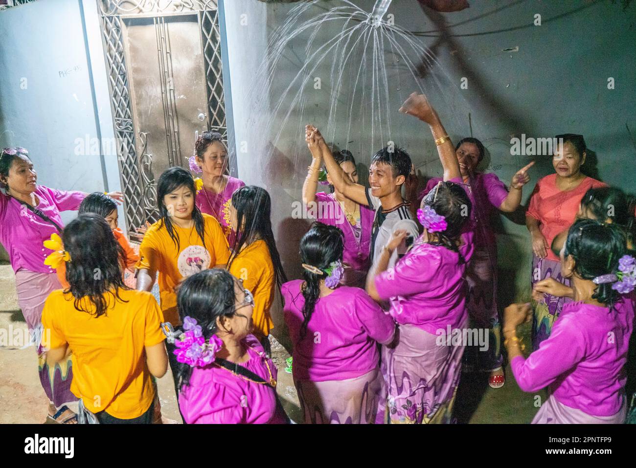 Die Rakhine-Gemeinden feiern „Shangrain“, allgemein bekannt als das Wasserfestival in Cox's Bazar. Die indigenen Gemeinschaften kommen zusammen und nehmen an Wasserspielen Teil, um all die Sorgen und Verzweiflung zu beseitigen, die das vergangene Jahr anlässlich der Begrüßung des neuen Jahres, auch bekannt als Sangrain, hinterlassen hat. Das Festival, das drei Tage dauern wird, verabschiedet sich vom Vorjahr und begrüßt das neue Jahr. Die traditionelle Überzeugung ist, dass eine düstere und unglückliche Vergangenheit mit einem Neuanfang in der nächsten Zeit weggewaschen werden kann. (Foto: Zakir Hossain/Pacific Press) Stockfoto