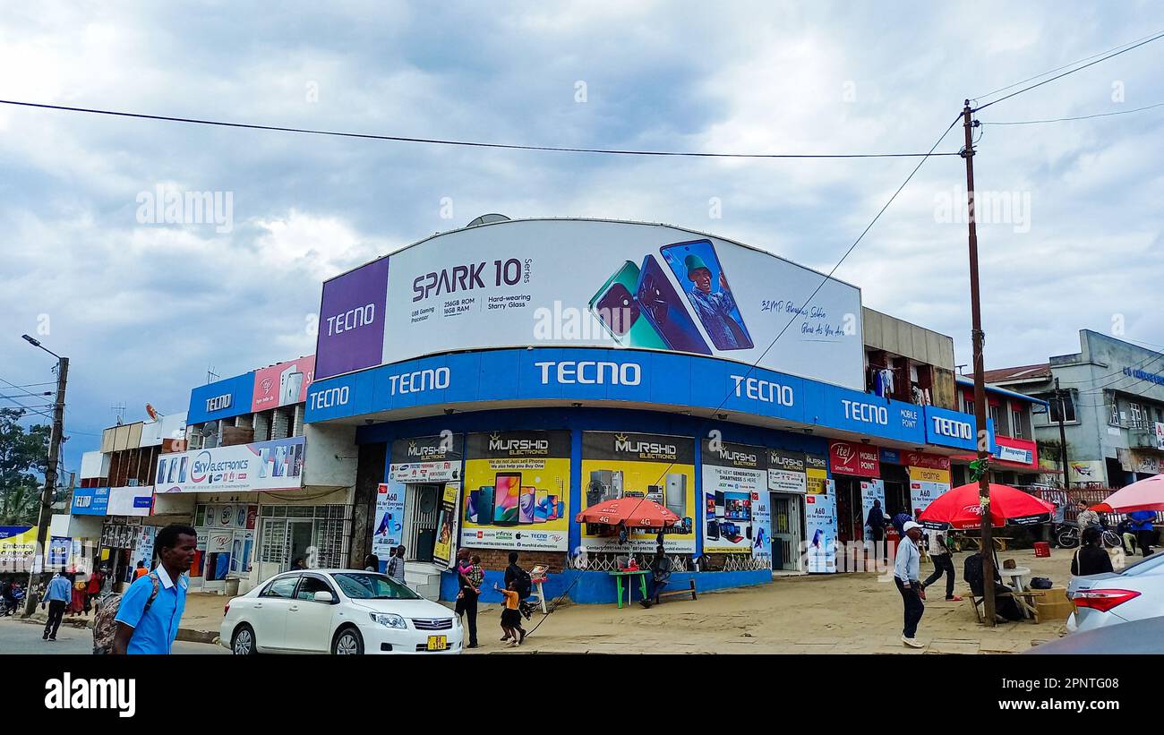 Blantyre, Malawi. 19. April 2023. Am 19. April 2023 wird in einem Handygeschäft in Blantyre, Malawi, eine Werbung für eine chinesische Handymarke gesehen. Chinesische Mobiltelefonmarken haben in Malawi aufgrund ihrer Erschwinglichkeit und Zuverlässigkeit, die fortschrittliche Funktionen zu einem wettbewerbsfähigen Preis bietet, enorme Beliebtheit gewonnen. Kredit: Joseph Mizere/Xinhua/Alamy Live News Stockfoto