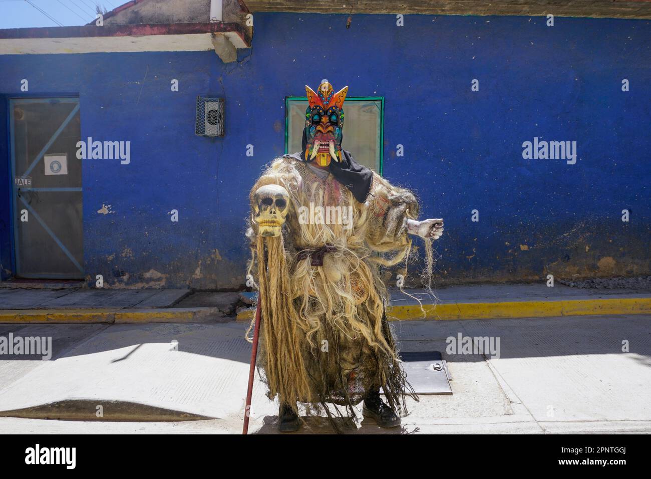 Am Carnaval de San Martin Tilcajete, einem jährlichen Pre-Lent-Festival in Oaxaca, Mexiko, am 1. März 2022, trägt ein Teilnehmer eine Maske, die den Teufel repräsentiert. (Ena Aguilar Peláez/Global Press Journal) Stockfoto