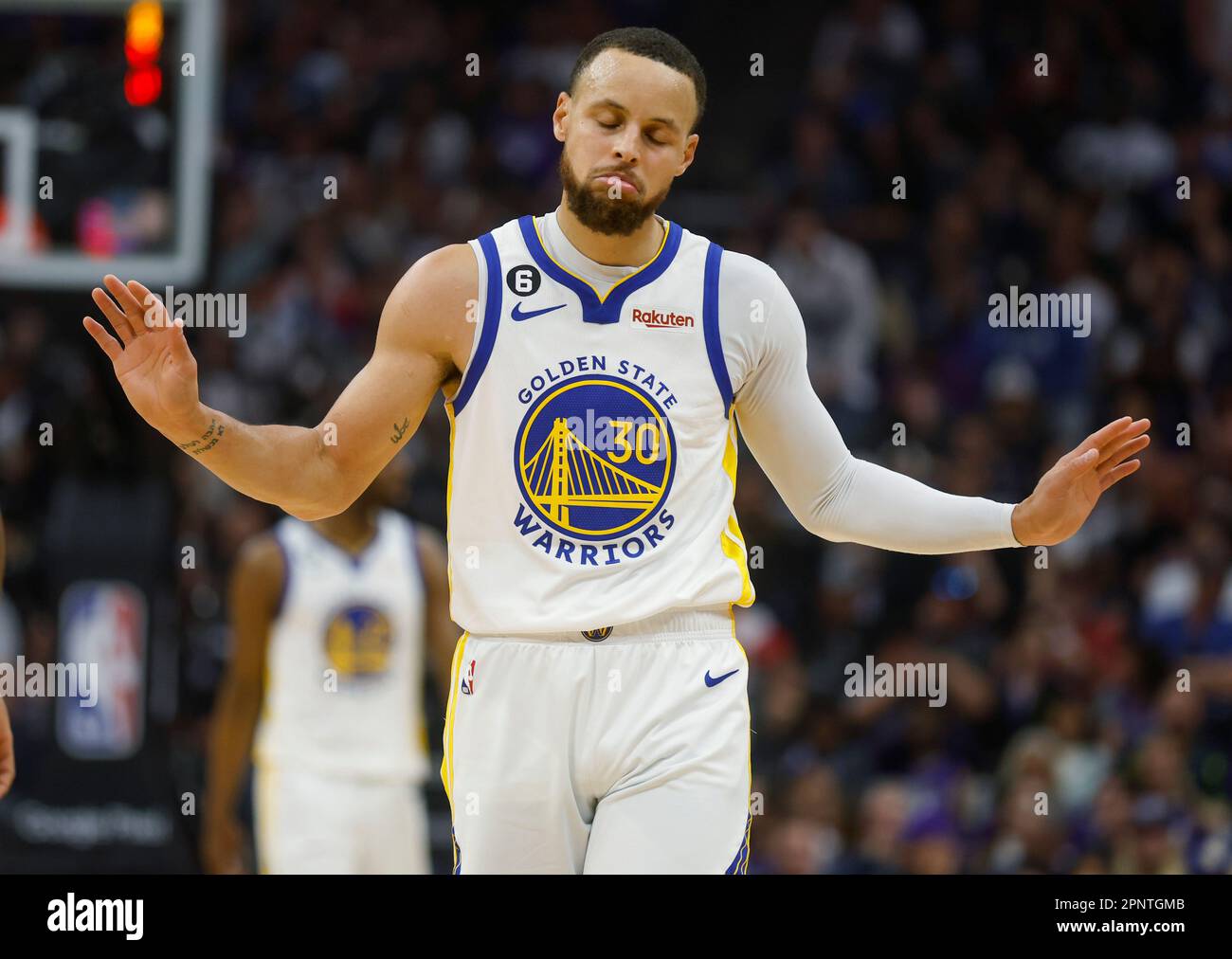 Sacramento, Usa. 17. April 2023. Golden State Warriors' Stephen Curry (30) reagiert auf ein Spiel gegen die Sacramento Kings im ersten Quartal von Spiel 2 der Western Conference First Round Playoffs im Golden 1 Center in Sacramento, Kalifornien, am Montag, den 17. April 2023. (Foto: Nhat V. Meyer/The Mercury News/TNS/Sipa USA) Guthaben: SIPA USA/Alamy Live News Stockfoto