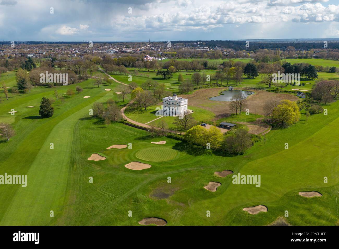 Luftaufnahme des King's Observatory, Old Deer Park (Royal Mid-Surrey Golf Club), Kew, West London, Großbritannien. Stockfoto