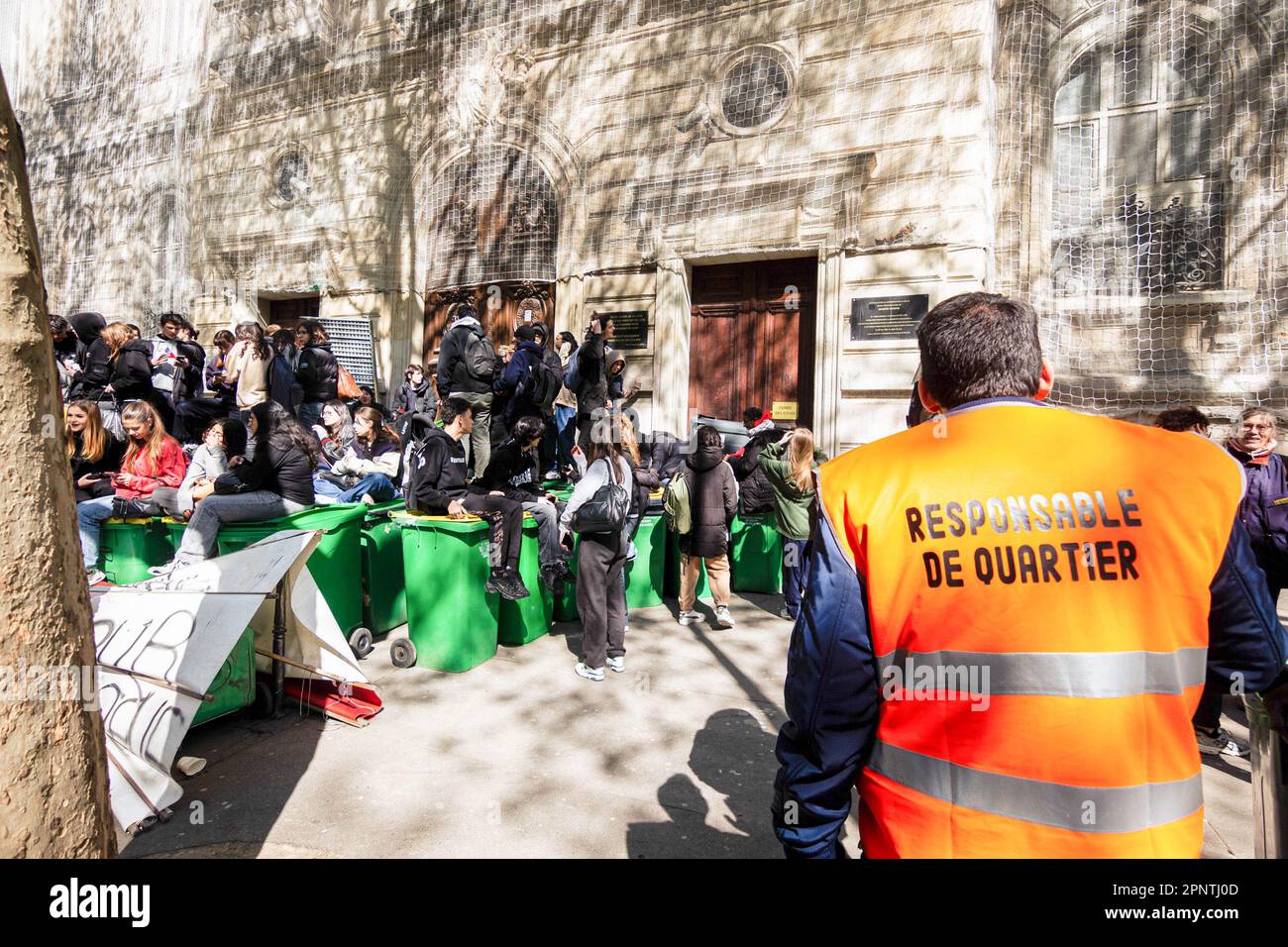 Paris, Frankreich. 20. April 2023. Ein Beamter in der Nähe der Studentenblockade. Eine Gruppe von Studenten blockierte die Jacques-Decour-Schule in Paris, um gegen die neue Rentenreform zu protestieren. Dies ist eine von mehreren Blockaden, die in ganz Frankreich eingetreten sind, nachdem der Verfassungsrat den Vorschlag zur Anhebung der Rentenreform von 62 auf 64 angenommen hat. Kredit: SOPA Images Limited/Alamy Live News Stockfoto