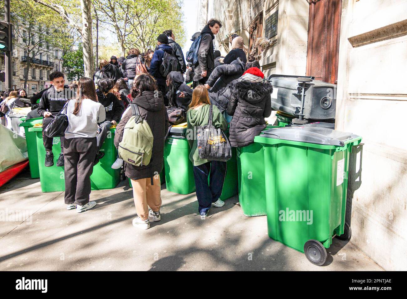 Paris, Frankreich. 20. April 2023. Die Schüler sahen, wie sie den Eingang zur Jacques Decour High School während der Demonstration blockierten. Eine Gruppe von Studenten blockierte die Jacques-Decour-Schule in Paris, um gegen die neue Rentenreform zu protestieren. Dies ist eine von mehreren Blockaden, die in ganz Frankreich eingetreten sind, nachdem der Verfassungsrat den Vorschlag zur Anhebung der Rentenreform von 62 auf 64 angenommen hat. (Foto: Telmo Pinto/SOPA Images/Sipa USA) Guthaben: SIPA USA/Alamy Live News Stockfoto