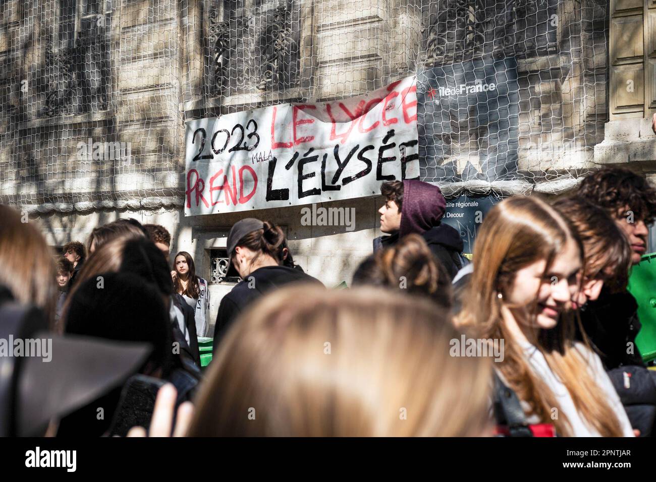 Paris, Frankreich. 20. April 2023. "Die High School nimmt die ...'lyschee', die auf einem Banner während der Blockade der Jaqcues Decour High School angezeigt wird. Eine Gruppe von Studenten blockierte die Jacques-Decour-Schule in Paris, um gegen die neue Rentenreform zu protestieren. Dies ist eine von mehreren Blockaden, die in ganz Frankreich eingetreten sind, nachdem der Verfassungsrat den Vorschlag zur Anhebung der Rentenreform von 62 auf 64 angenommen hat. (Foto: Telmo Pinto/SOPA Images/Sipa USA) Guthaben: SIPA USA/Alamy Live News Stockfoto