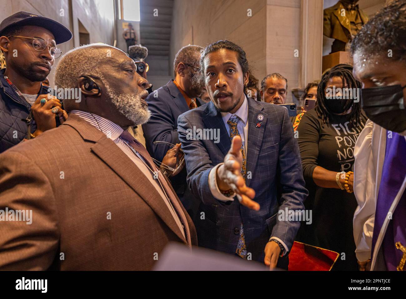 USA Rep?Justin Jones (??D-Nashville?)? Versuche, einen leeren Sarg mit Bischof William Barber II. In die Tennessee Capitol-Kammer zu bringen, während eines "Moralmontags"? Rallye zur Bekämpfung von Waffengewalt am 17. April 2023 in Nashville, Tennessee. Nach der Schießerei an der Covenant School in der Green Hills Nachbarschaft Nashville haben sich Organisationen in den USA mobilisiert Vertreter: Justin Jones? (?D-Nashville?) und ?U.S. Vertreter: Justin J. Pearson? (??D-Memphis?)? Wer hat gezeichnet? "Nationale Aufmerksamkeit? "Drängen auf Gesetze zur Waffensicherheit." (Foto von Michael Nigro/Pacific Press) Stockfoto