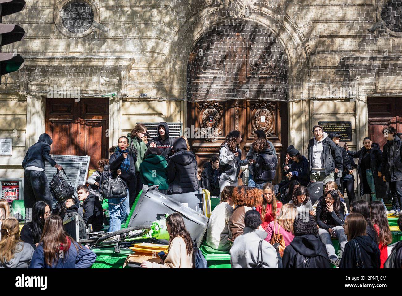 Paris, Frankreich. 20. April 2023. Die Schüler sahen, wie sie den Eingang zur Jacques Decour High School während der Demonstration blockierten. Eine Gruppe von Studenten blockierte die Jacques-Decour-Schule in Paris, um gegen die neue Rentenreform zu protestieren. Dies ist eine von mehreren Blockaden, die in ganz Frankreich eingetreten sind, nachdem der Verfassungsrat den Vorschlag zur Anhebung der Rentenreform von 62 auf 64 angenommen hat. (Foto: Telmo Pinto/SOPA Images/Sipa USA) Guthaben: SIPA USA/Alamy Live News Stockfoto