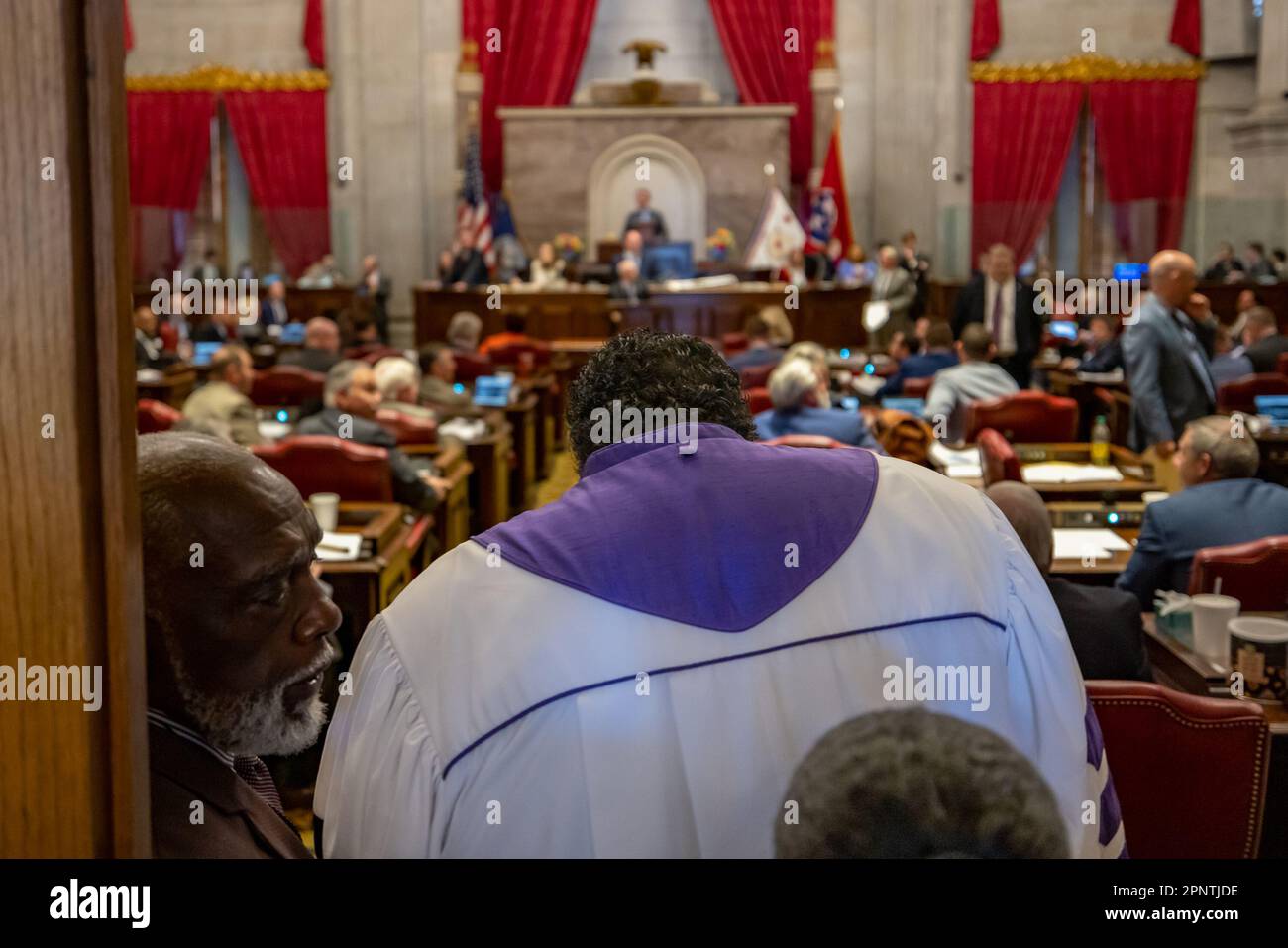 Bischof William J. Barber II. Betritt die Tennessee State Capitol-Kammer während des "Moral Monday?" Rallye zur Bekämpfung von Waffengewalt am 17. April 2023 in Nashville, Tennessee. Nach der Schießerei an der Covenant School in der Green Hills Nachbarschaft Nashville haben sich Organisationen in den USA mobilisiert Vertreter: Justin Jones? (?D-Nashville?) und ?U.S. Vertreter: Justin J. Pearson? (??D-Memphis?)? Wer hat gezeichnet? "Nationale Aufmerksamkeit? "Drängen auf Gesetze zur Waffensicherheit." (Foto von Michael Nigro/Pacific Press) Stockfoto