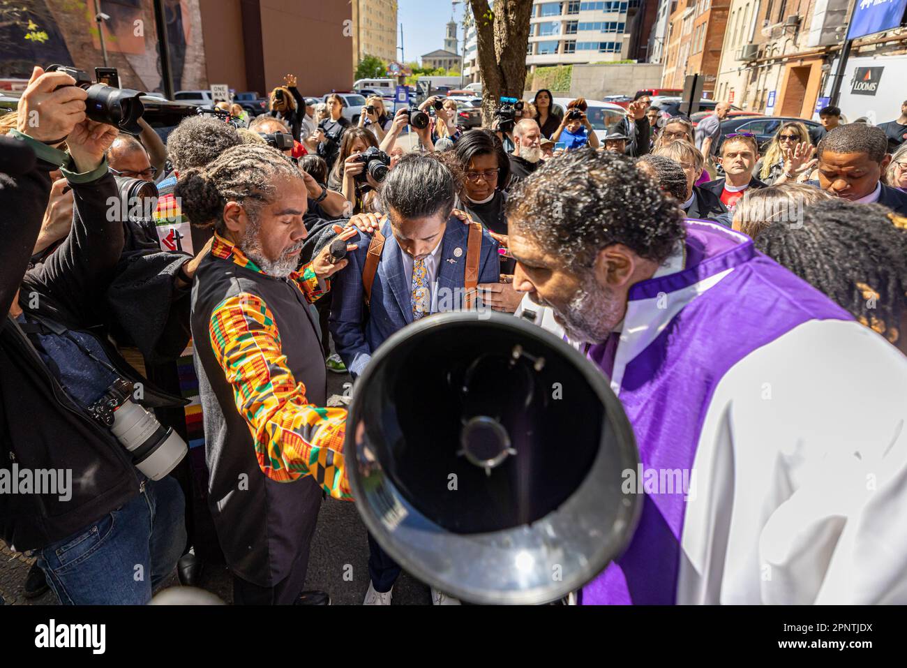 USA Rep?Justin Jones (??D-Nashville?)? Wird Bischof William Barber II. Während eines "Moralmontags" einen Segen geben? Rallye zur Bekämpfung von Waffengewalt am 17. April 2023 in Nashville, Tennessee. Nach der Schießerei an der Covenant School in der Green Hills Nachbarschaft Nashville haben sich Organisationen in den USA mobilisiert Vertreter: Justin Jones? (?D-Nashville?) und ?U.S. Vertreter: Justin J. Pearson? (D-Memphis?)? Wer hat gezeichnet? "Nationale Aufmerksamkeit? "Die Durchsetzung von Gesetzen zur Waffensicherheit. (Foto von Michael Nigro/Pacific Press) Stockfoto