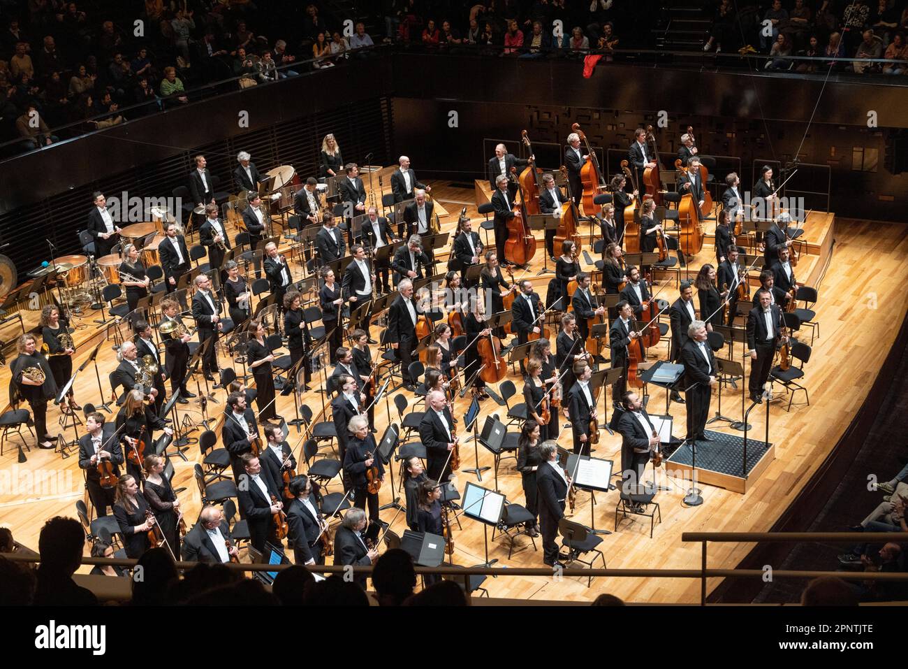 Dirigent Vassily Sinaisky und Orchester, die Applaus, klassisches Konzert, Philharmonie de Paris Konzerthalle, Paris, Frankreich anerkennen Stockfoto