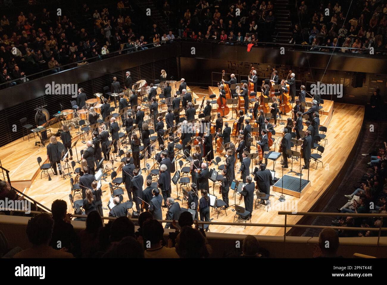 das orchester hat Applaus aus aus der Rückseite des Saals, klassisches Konzert, Philharmonie de Paris, Paris, Frankreich Stockfoto