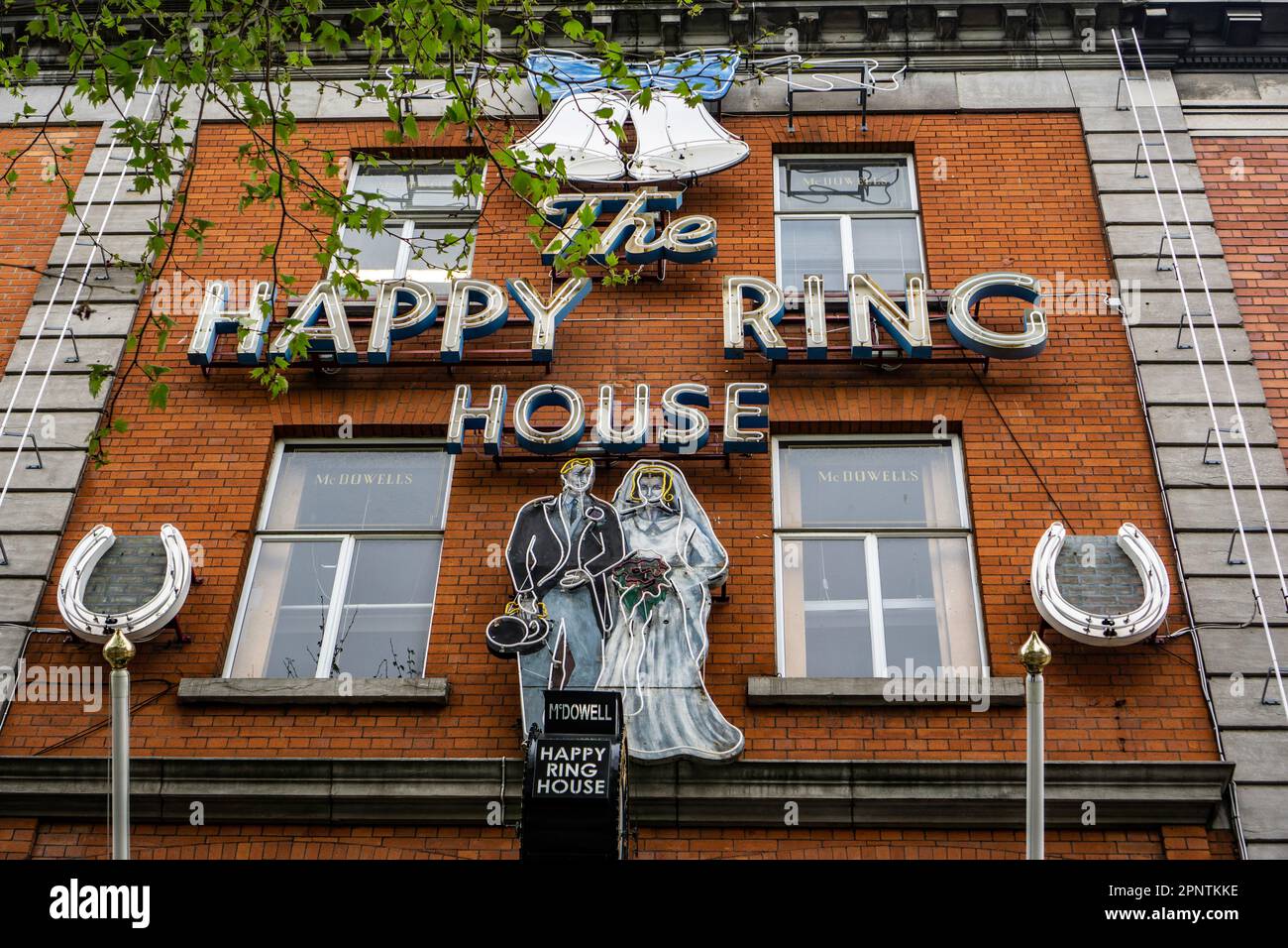 Das Happy Ring House-Schild über McDowell's Jewellers in O'Connell Street, Dublin, Irland. Das Schild wurde 1952 errichtet und 2021 restauriert Stockfoto