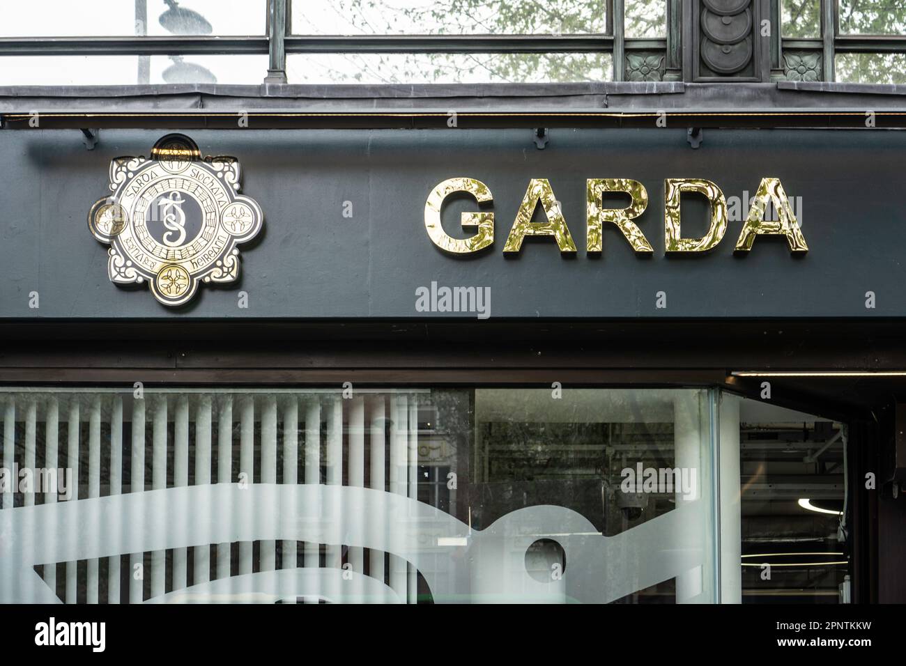 Das Garda-Zeichen übergibt ihren neuen Bahnhof in der O'Connell Street, Dublin, Irland. Stockfoto