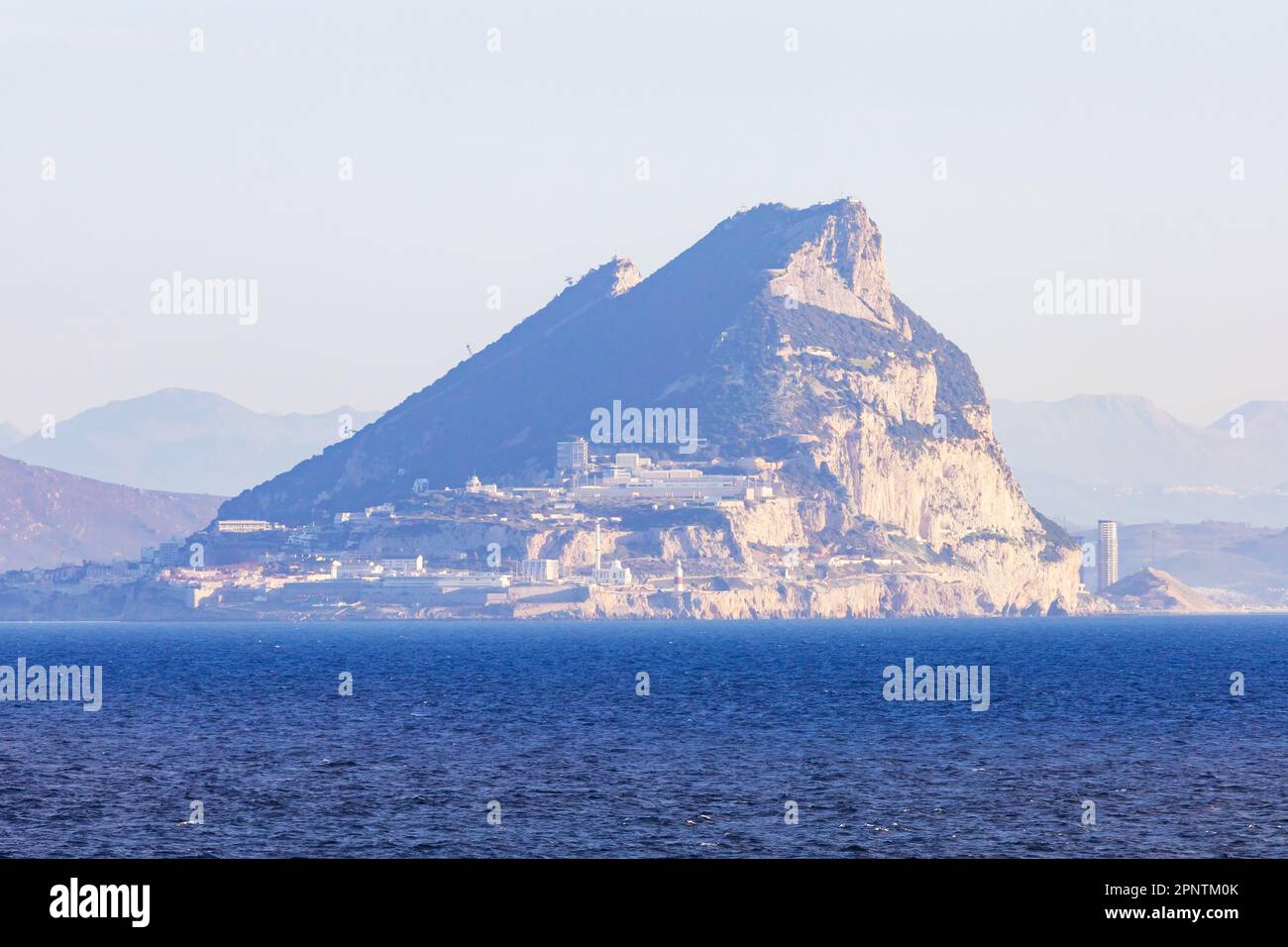 Das britische Überseegebiet Gibraltar, der Felsen von Gibraltar auf der iberischen Halbinsel. Vom Meer aus gesehen. Annäherung. Stockfoto