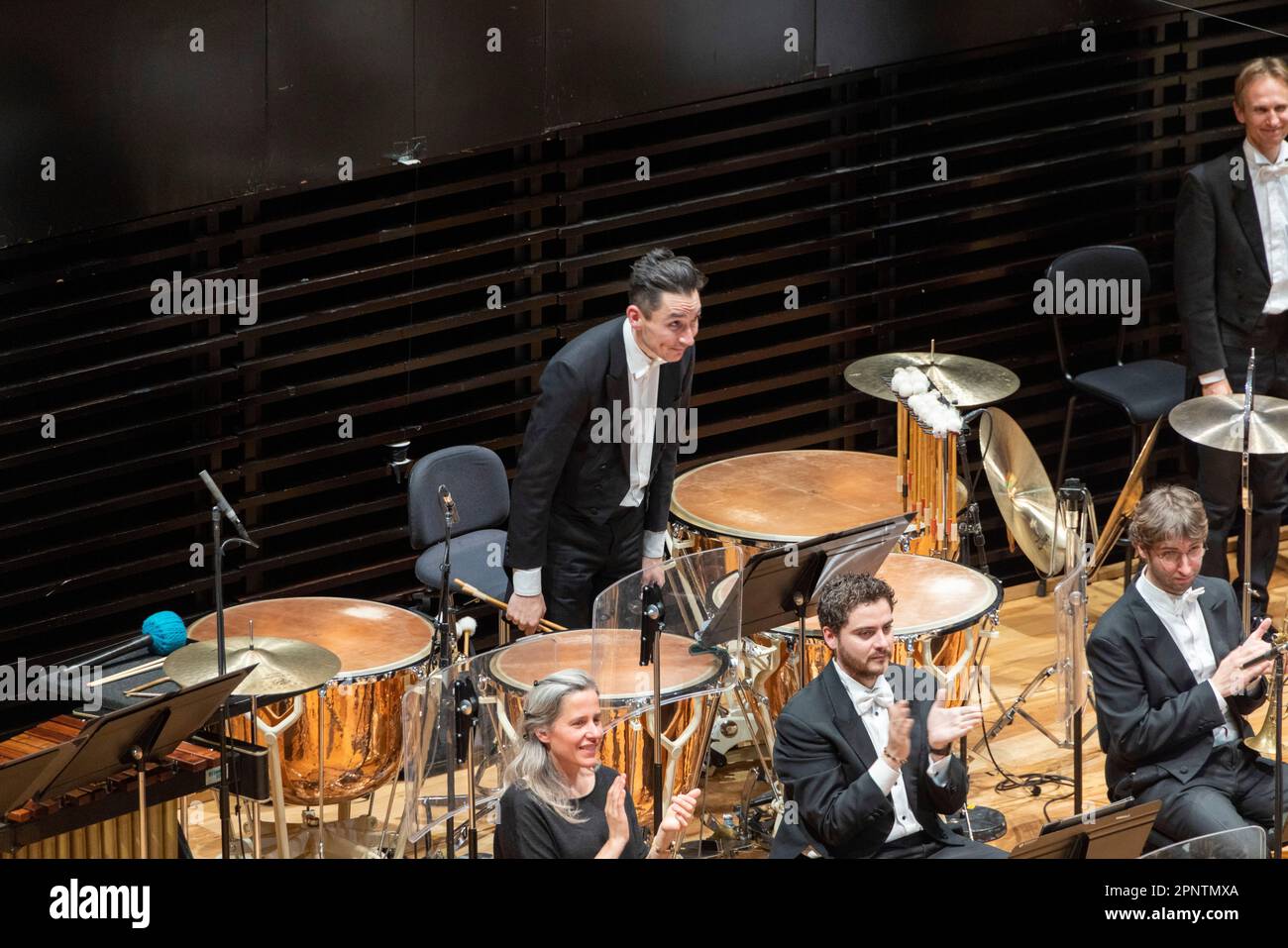 Timpani-Spieler steht für Applaus, klassisches Konzert, Philharmonie de Paris Konzerthalle, Paris, Frankreich Stockfoto