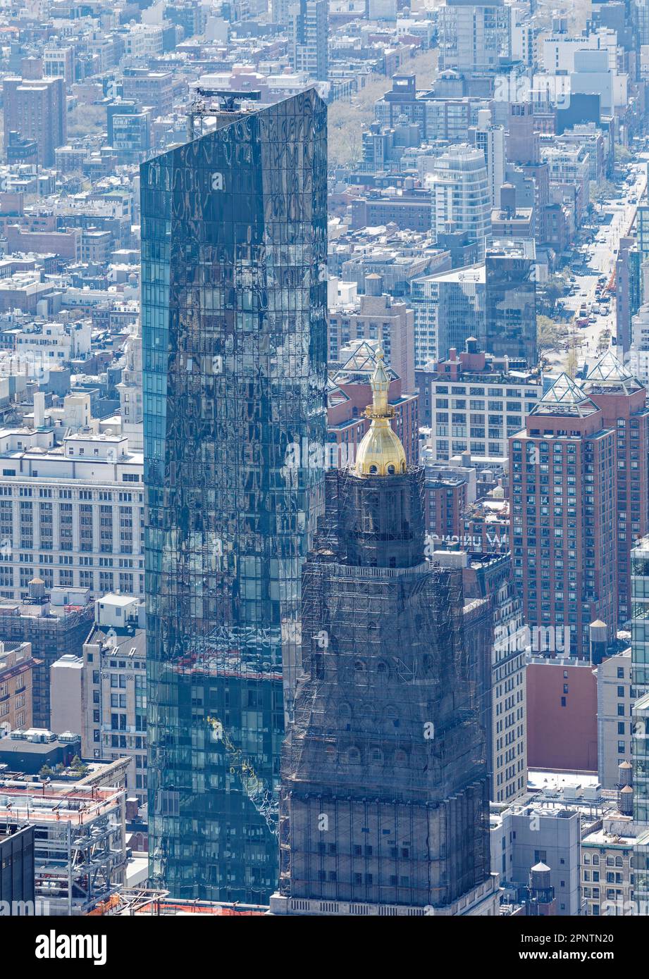 Die Spitze des verglasten Madison Square Park Tower ist breiter als der Granitboden; das Hochhaus ist zwei Blocks vom Park entfernt, nach dem es benannt ist. Stockfoto