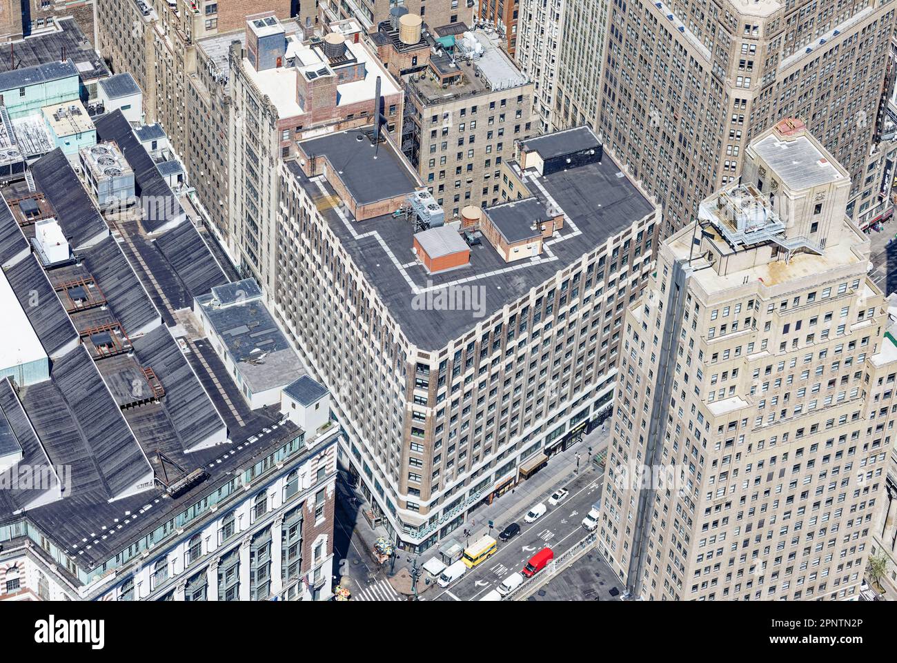Aus der Luft zeigt sich, dass der sperrige 1333 Broadway einen hohlen, lichtdurchfluteten Innenhof in Midtown Manhattan gegenüber von Macy's hat. Stockfoto