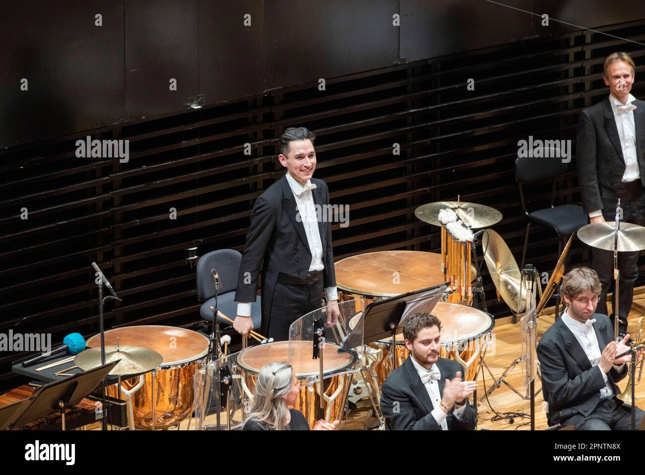 Timpani-Spieler steht für Applaus, klassisches Konzert, Philharmonie de Paris Konzerthalle, Paris, Frankreich Stockfoto