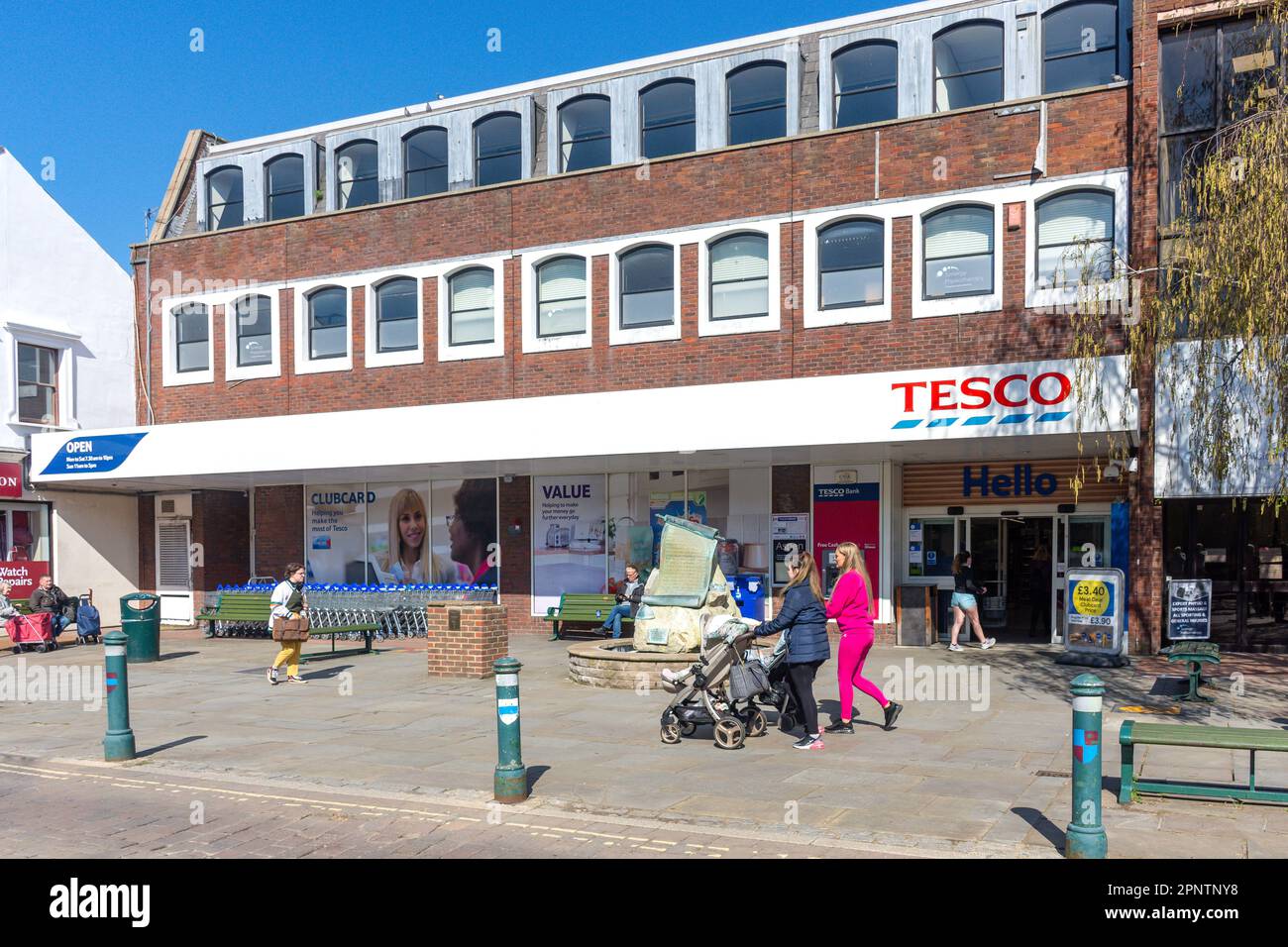 Tesco Supermarket, High Street, Egham, Surrey, England, Vereinigtes Königreich Stockfoto