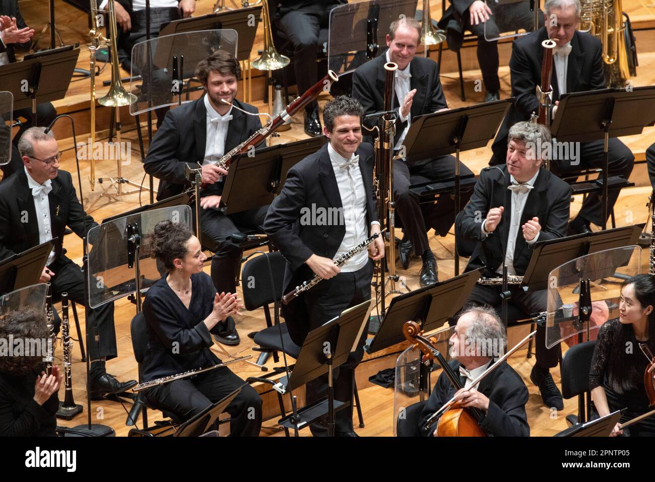 Oboist steht für Applaus, klassisches Konzert, Philharmonie de Paris Konzerthalle, Paris, Frankreich Stockfoto