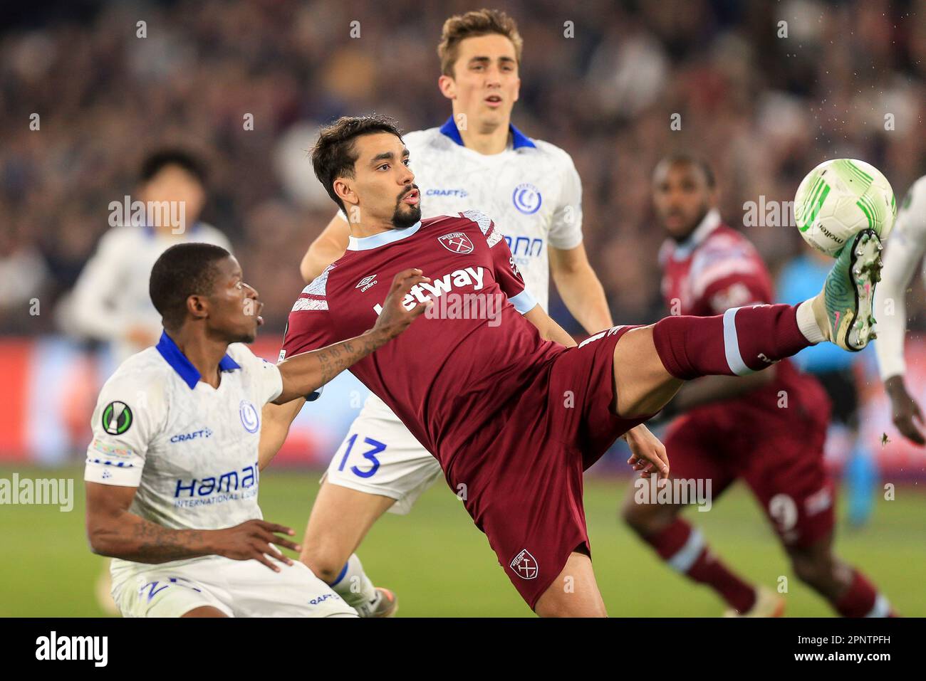 London, Großbritannien. 20. April 2023. Lucas Paqueta von West Ham United während des UEFA Conference League Quarter Final Second Leg Match zwischen West Ham United und K.A.A. Gent im London Stadium am 20. 2023. April in London, England. (Foto: Daniel Chesterton/phcimages.com) Kredit: PHC Images/Alamy Live News Stockfoto