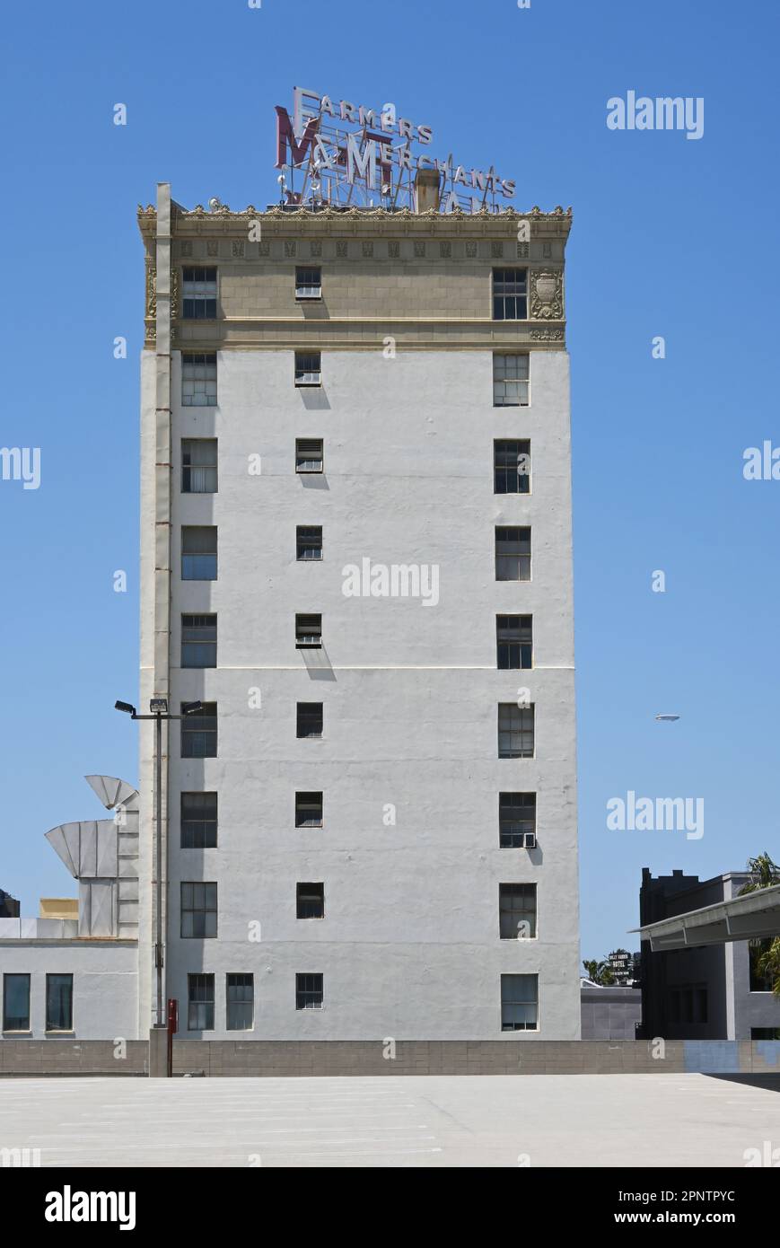 LONG BEACH, KALIFORNIEN - 19. April 2023: The Farmers and Merchants Bank Building in Pine Avenue in Downtown Long Beach. Stockfoto