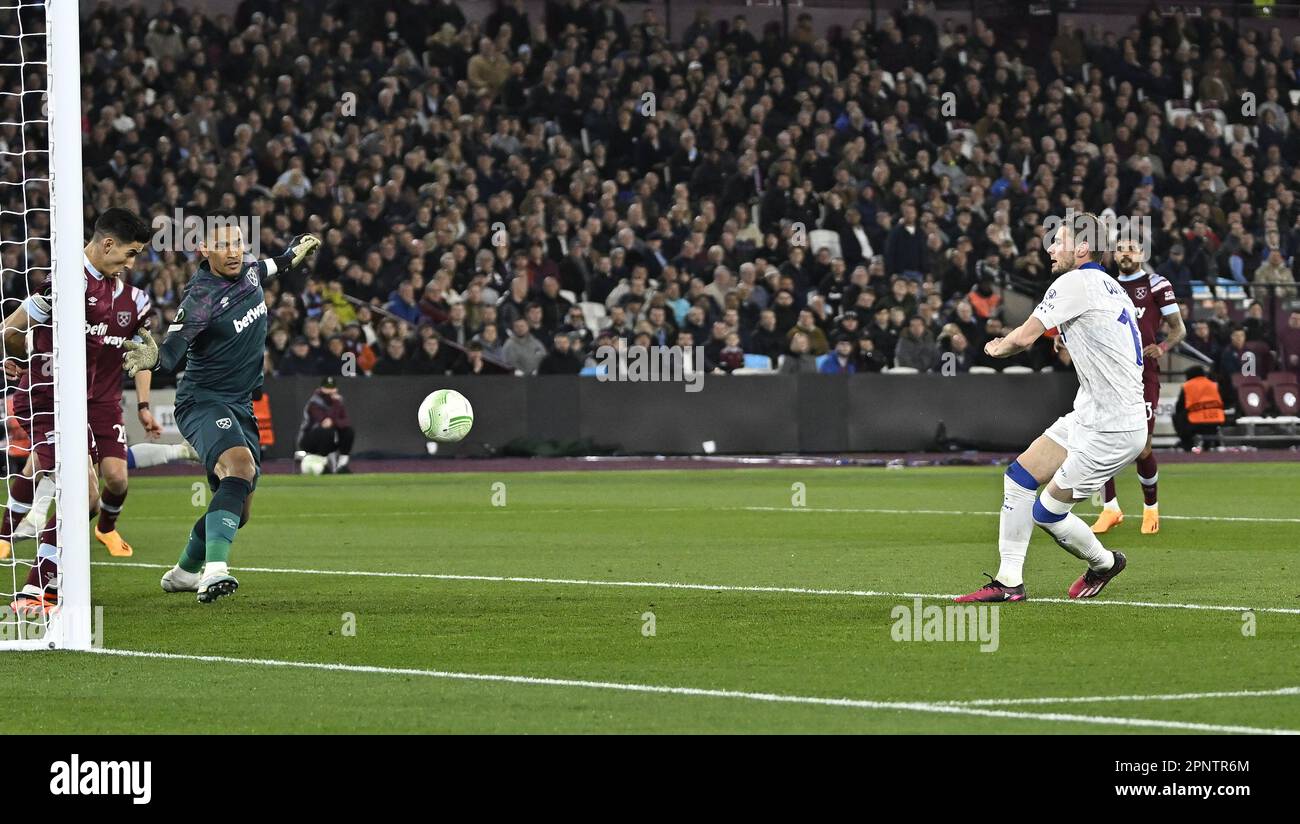 London, Großbritannien. 20. April 2023. ZIEL. Hugo Cuypers (Gent) erzielt das erste Tor für Gent während des Spiels West Ham gegen KAA Gent UEFA Europa Conference League im London Stadium Stratford. Kredit: MARTIN DALTON/Alamy Live News Stockfoto