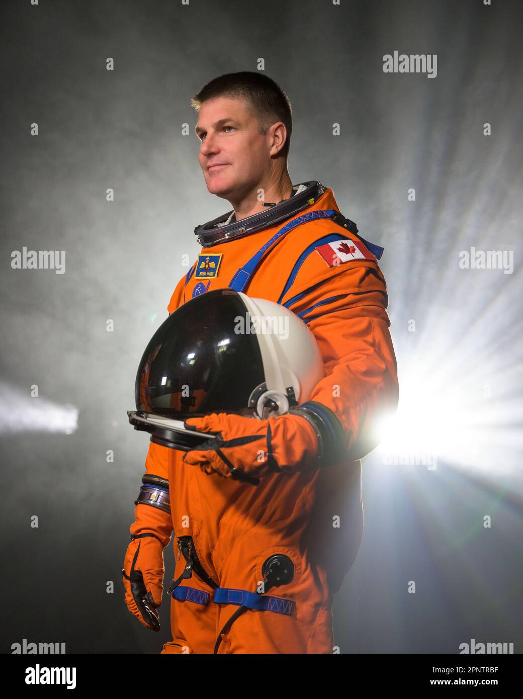 Houston, Usa. 28. März 2023. Kanadische Raumfahrtbehörde Astronaut Jeremy Hansen und Artemis II Crewmitglied posieren im leuchtend orangefarbenen Orion Crew Survival System Anzug im Johnson Space Center, 28. März 2023 in Houston, Texas. Hansen wurde als Flugingenieur für seine erste Mission zum Mond ausgewählt. Kredit: Riley McClenaghan/NASA/Alamy Live News Stockfoto