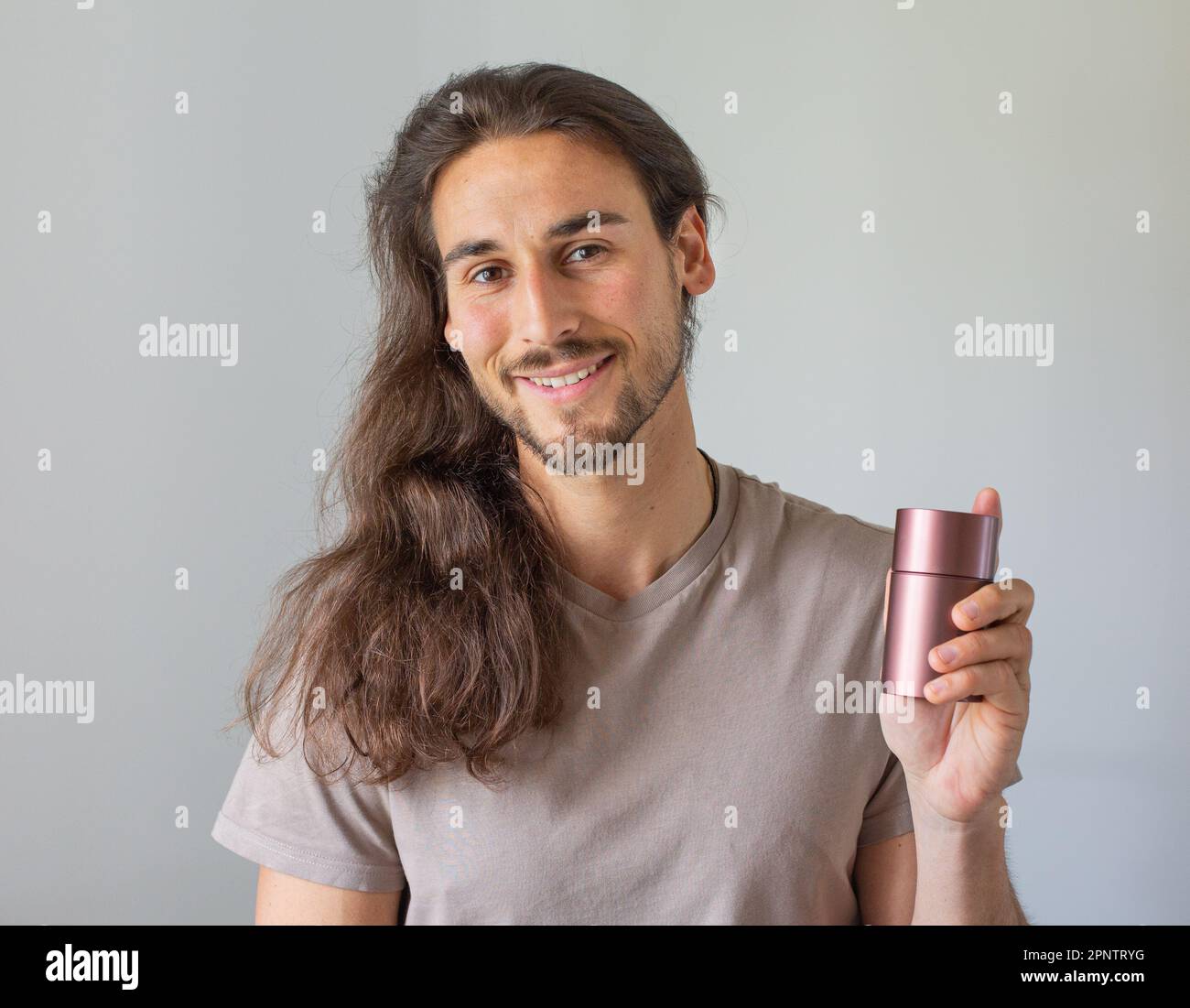 Lange Haare Mann Gesichtspflege Stockfoto