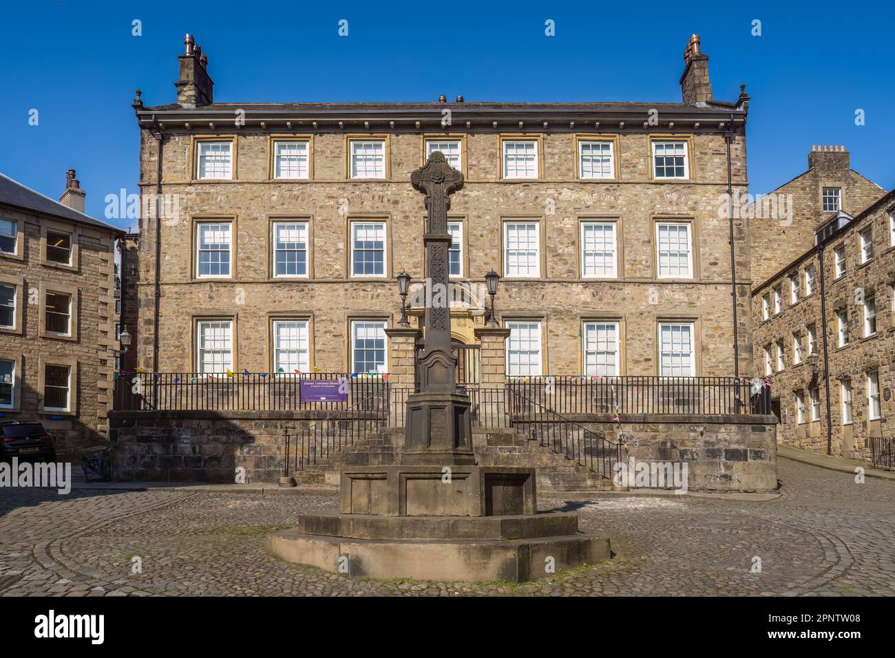 19.04.023 Lancaster, Lancashire, Großbritannien. The Judges' Lodgings, früher ein Stadthaus und heute ein Museum, befindet sich zwischen Church Street und Castle Hill, La Stockfoto